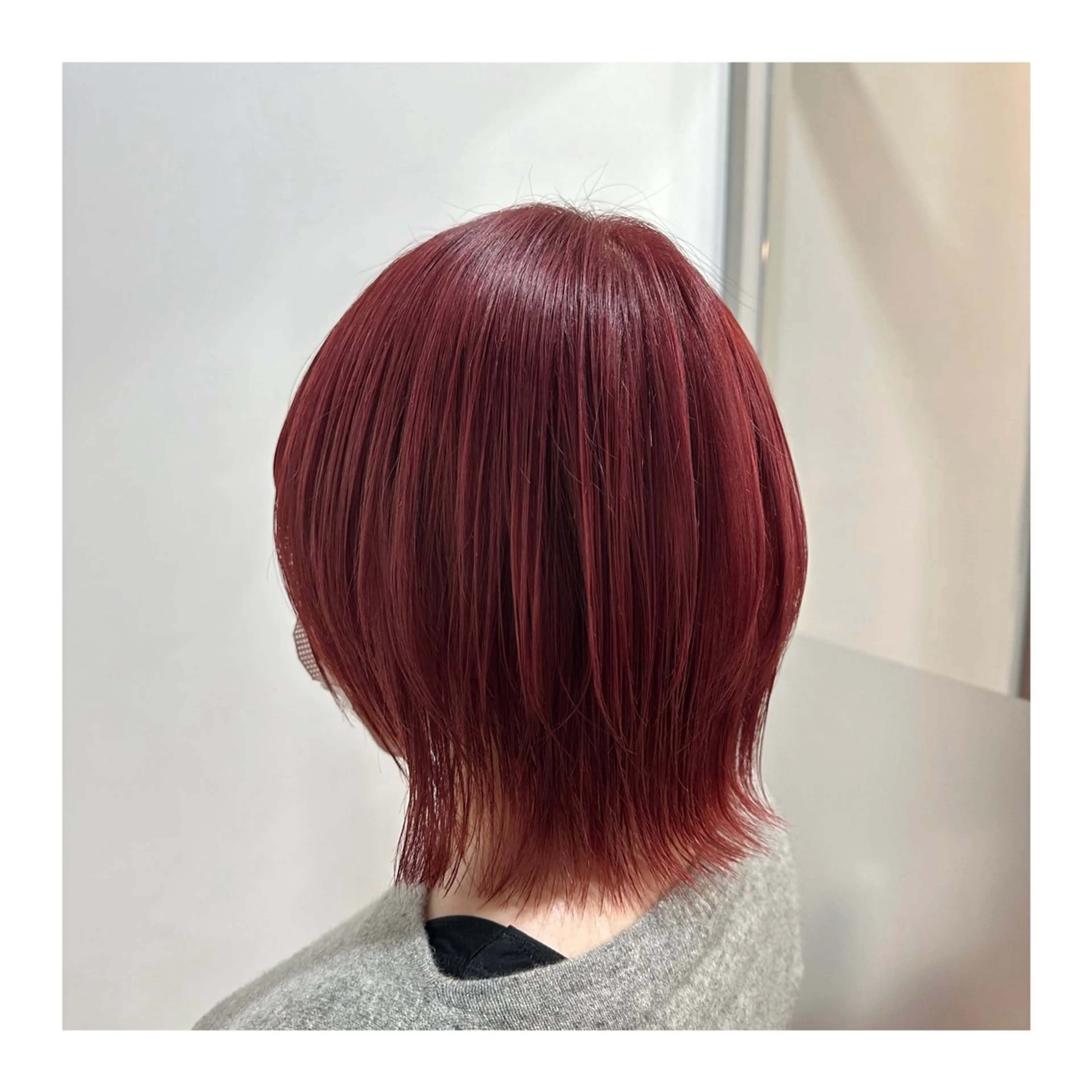 ミディアム カラー レッドカラー ウルフカット あべ ゆうかのヘアスタイル