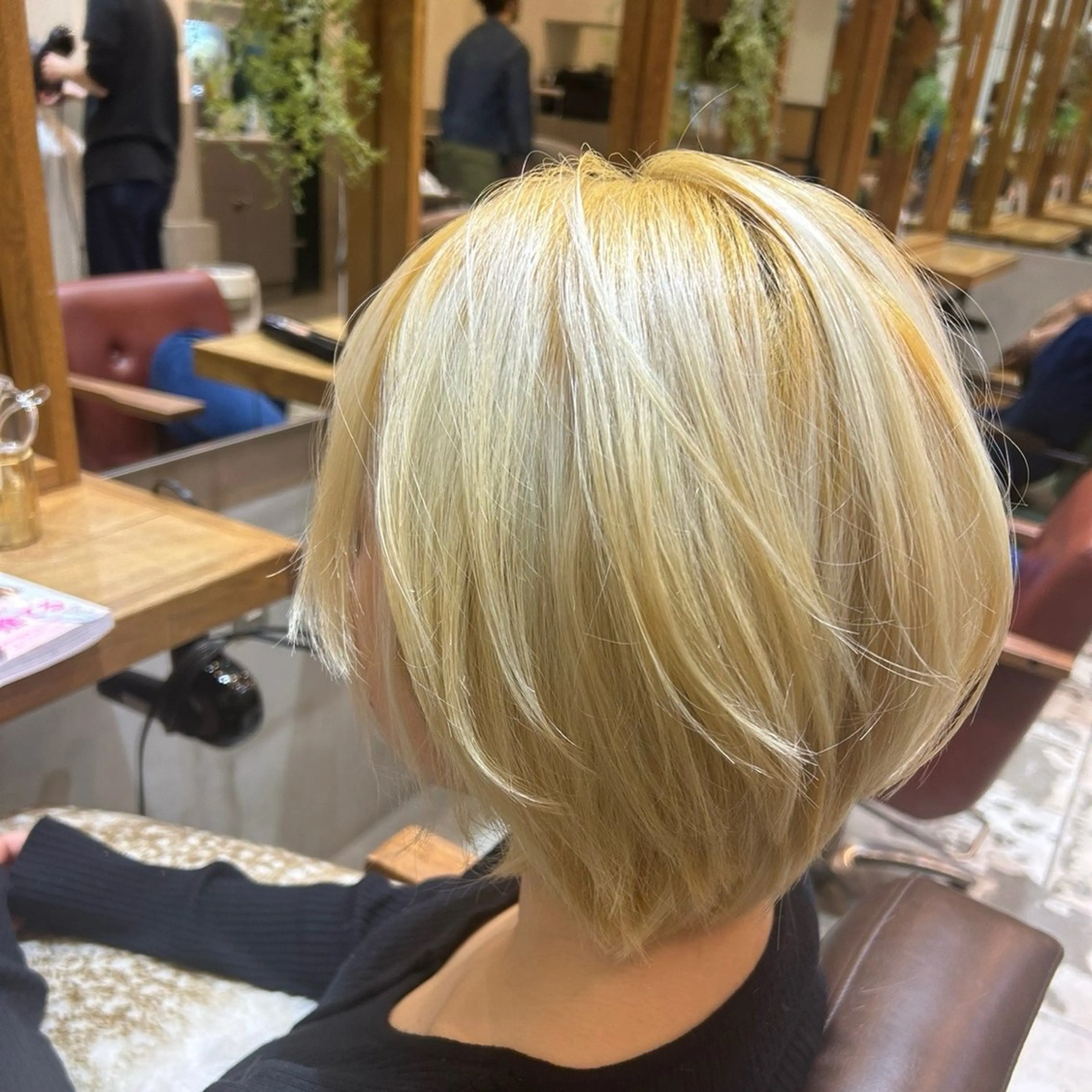 カラー ブリーチ ヘアカラー トリートメント 若狭 彩花のヘアスタイル
