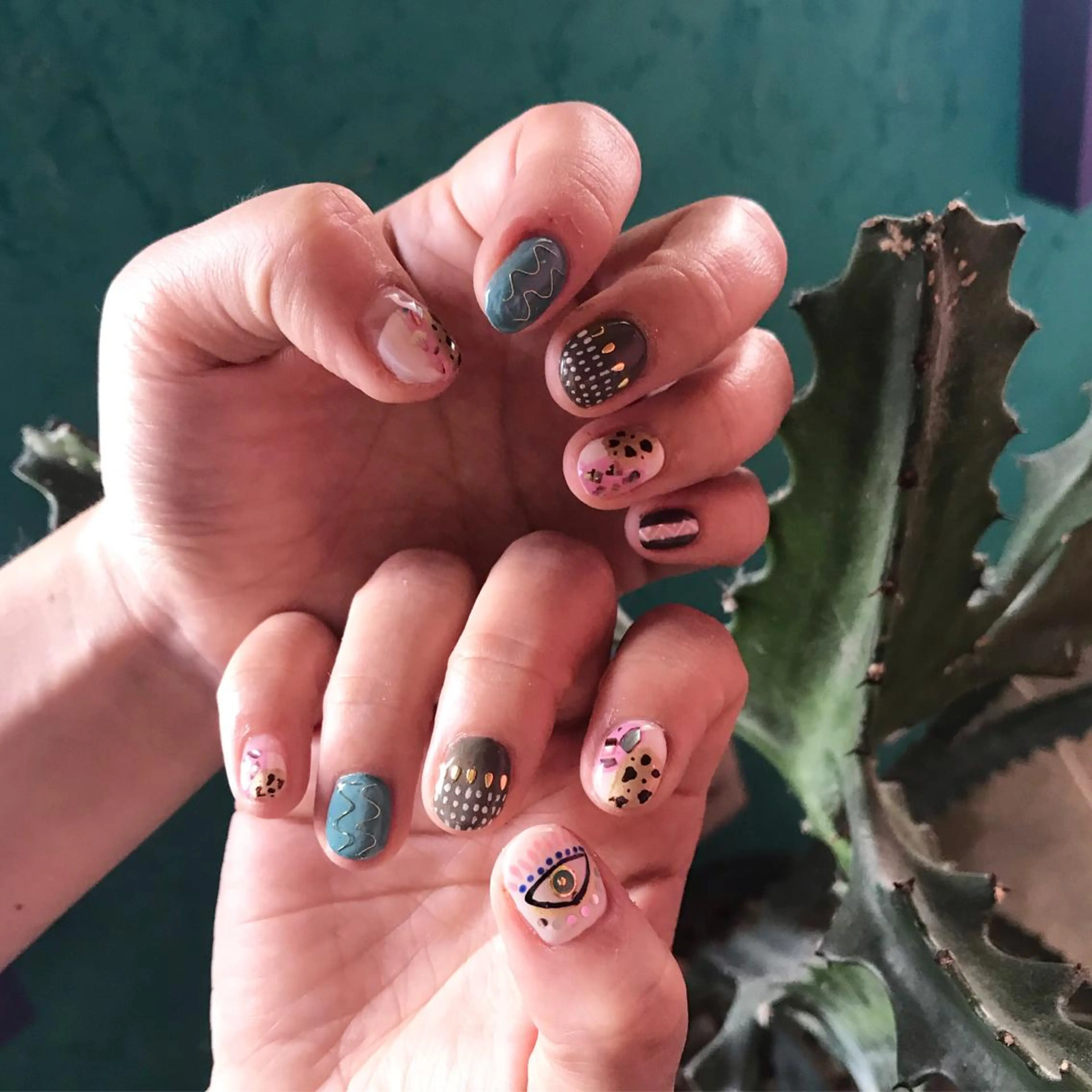 ネイル ハンドネイル キラキラ オメメのネイルデザイン