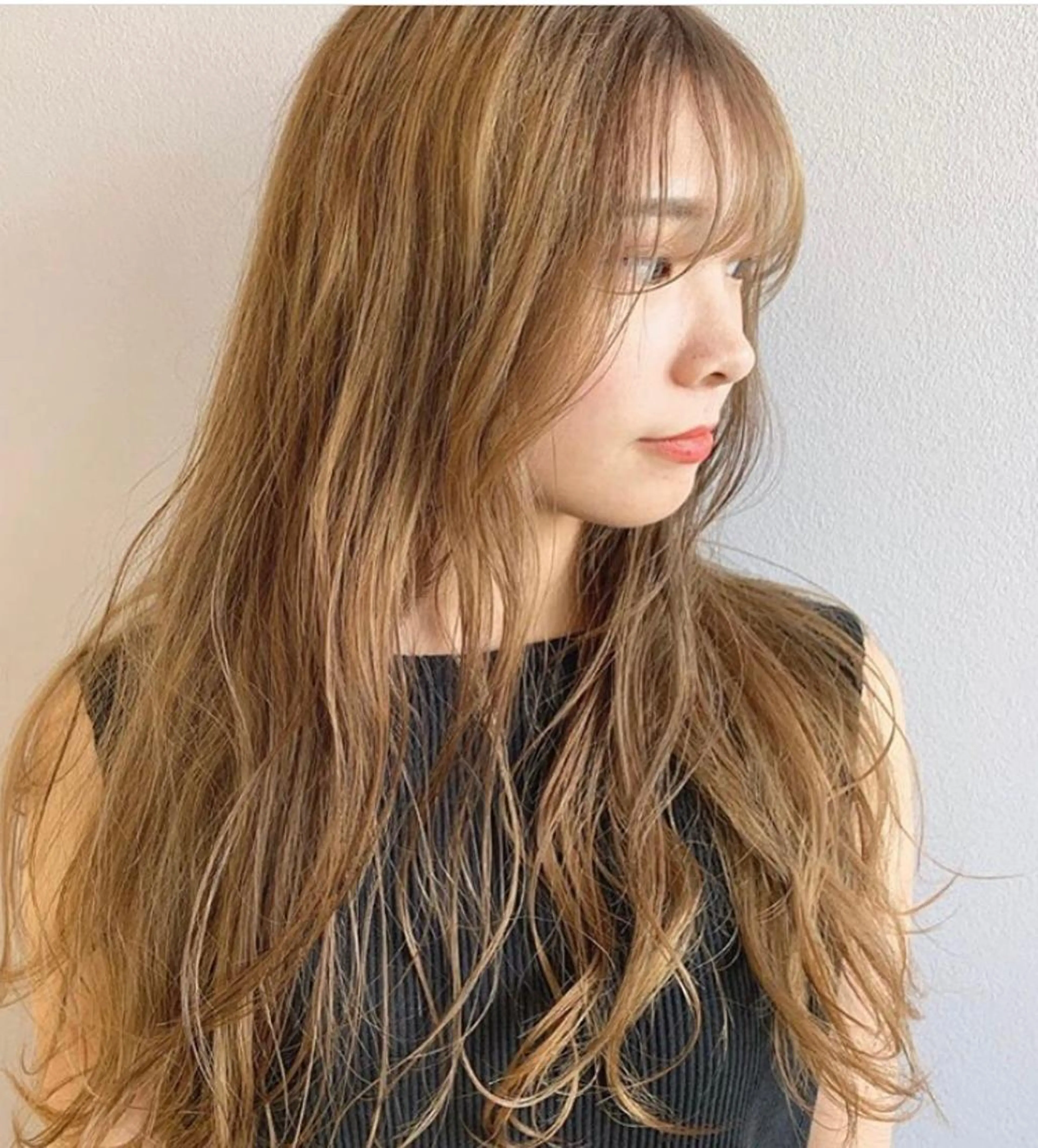 ロング Aube Hair McQueen所属・クリハラ シュウのヘアスタイル