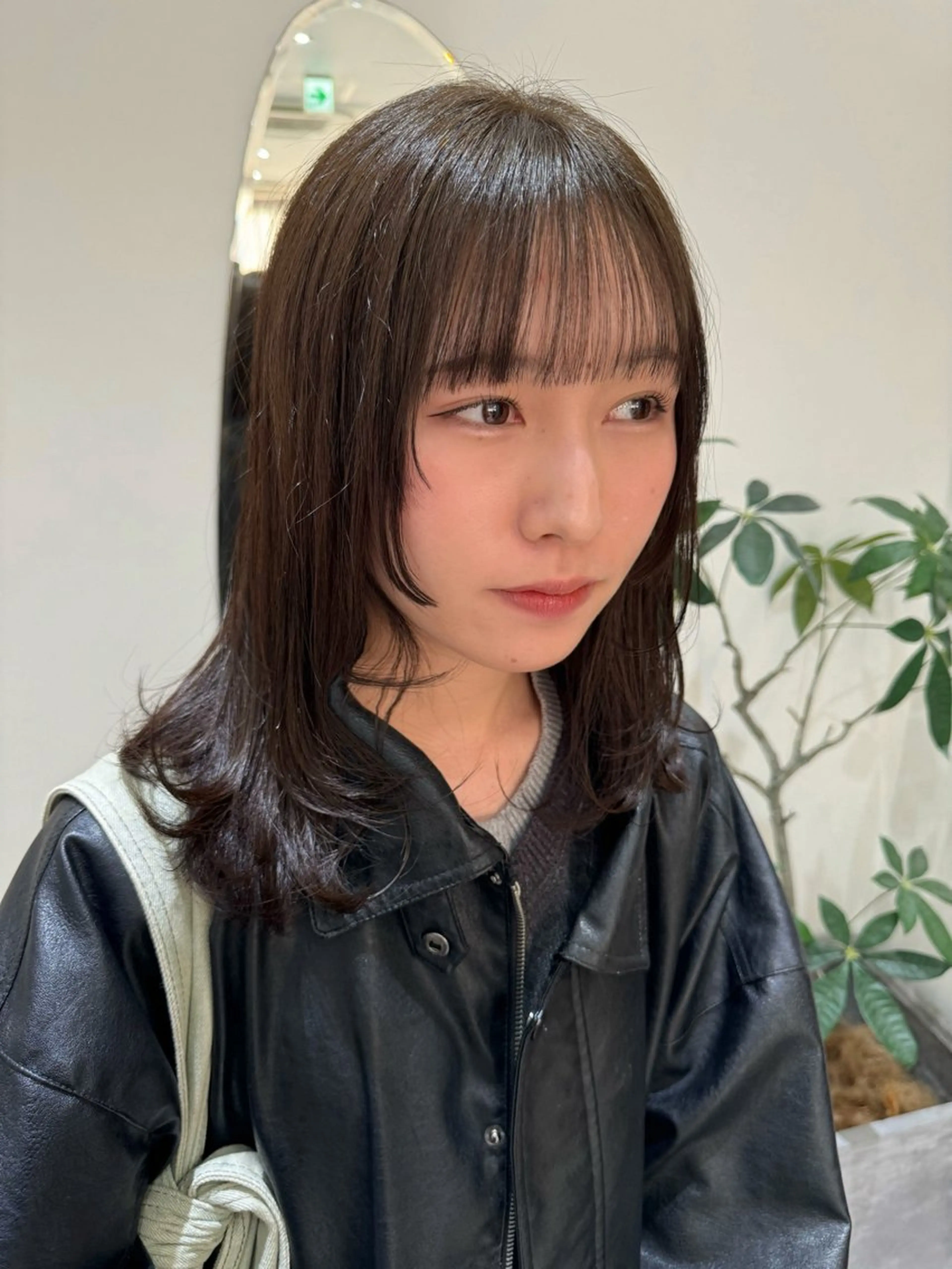 ミディアム カラー ベージュカラー オリーブベージュ 顔周りカット 姫カット カット ヘアカラー トリートメント 透け 艶感カラー齊木 勇人のヘアスタイル