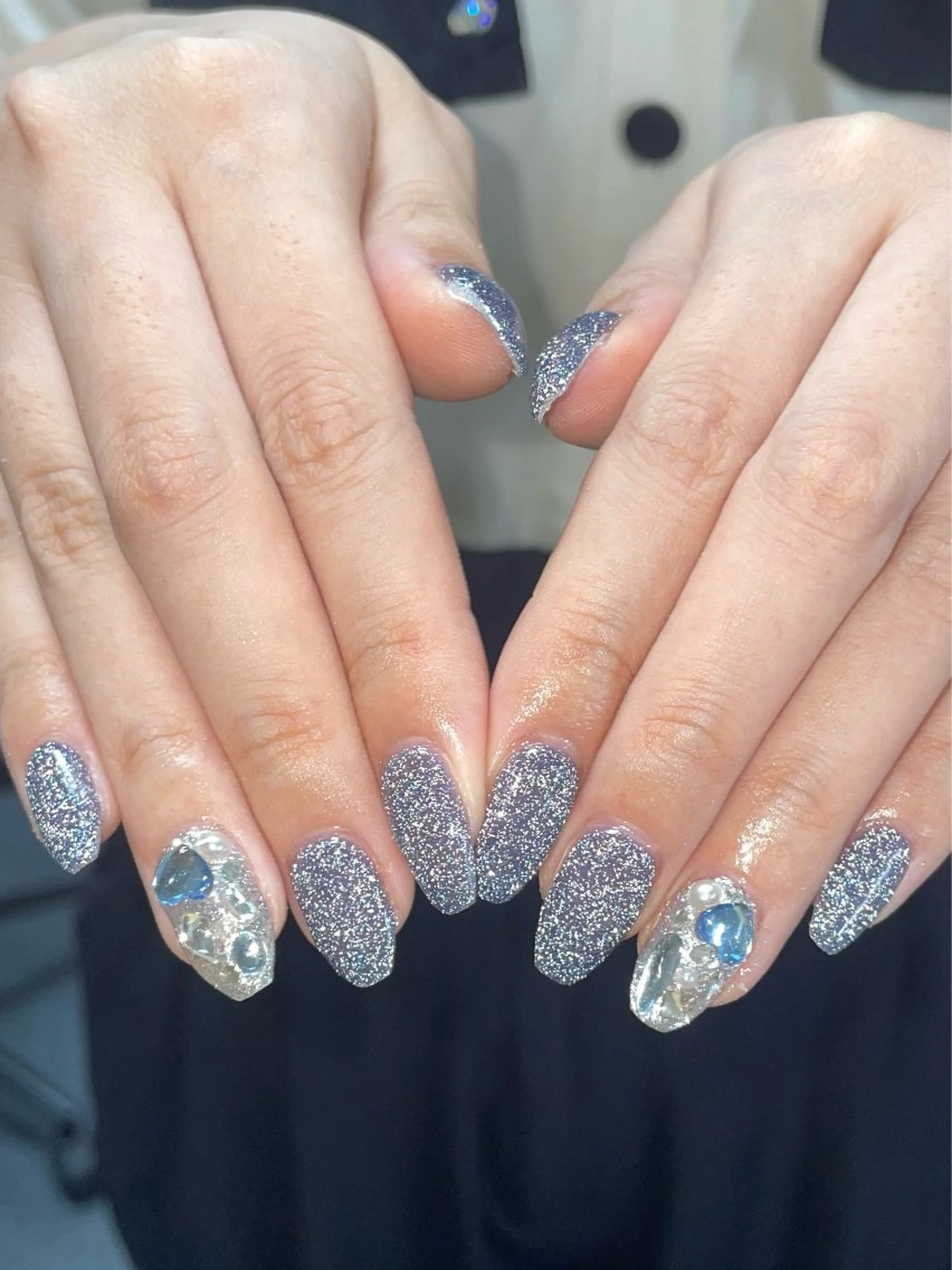 ネイル フラッシュネイル キラキラネイル ネイビー シルバー ハンドネイル ハンドケア 🎀NAIL🎀 AI🪄︎︎◝✩のネイルデザイン