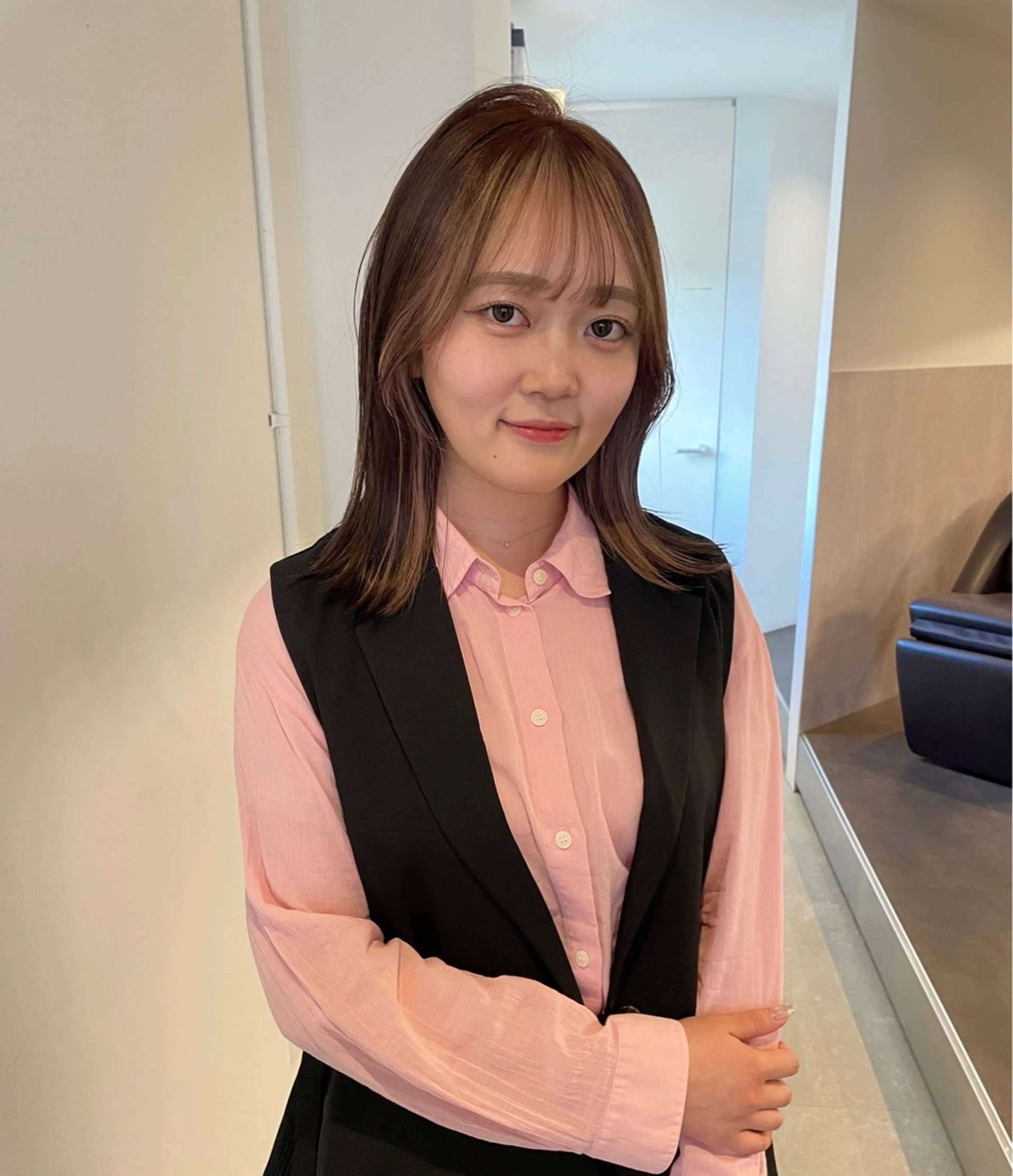ミディアム カラー ミストバング ベージュカラー ブリーチ ケアブリーチ デザインカラー ヘアカラー トリートメント MIU/ルーツカラー ボブ/顔周りレイヤーのヘアスタイル