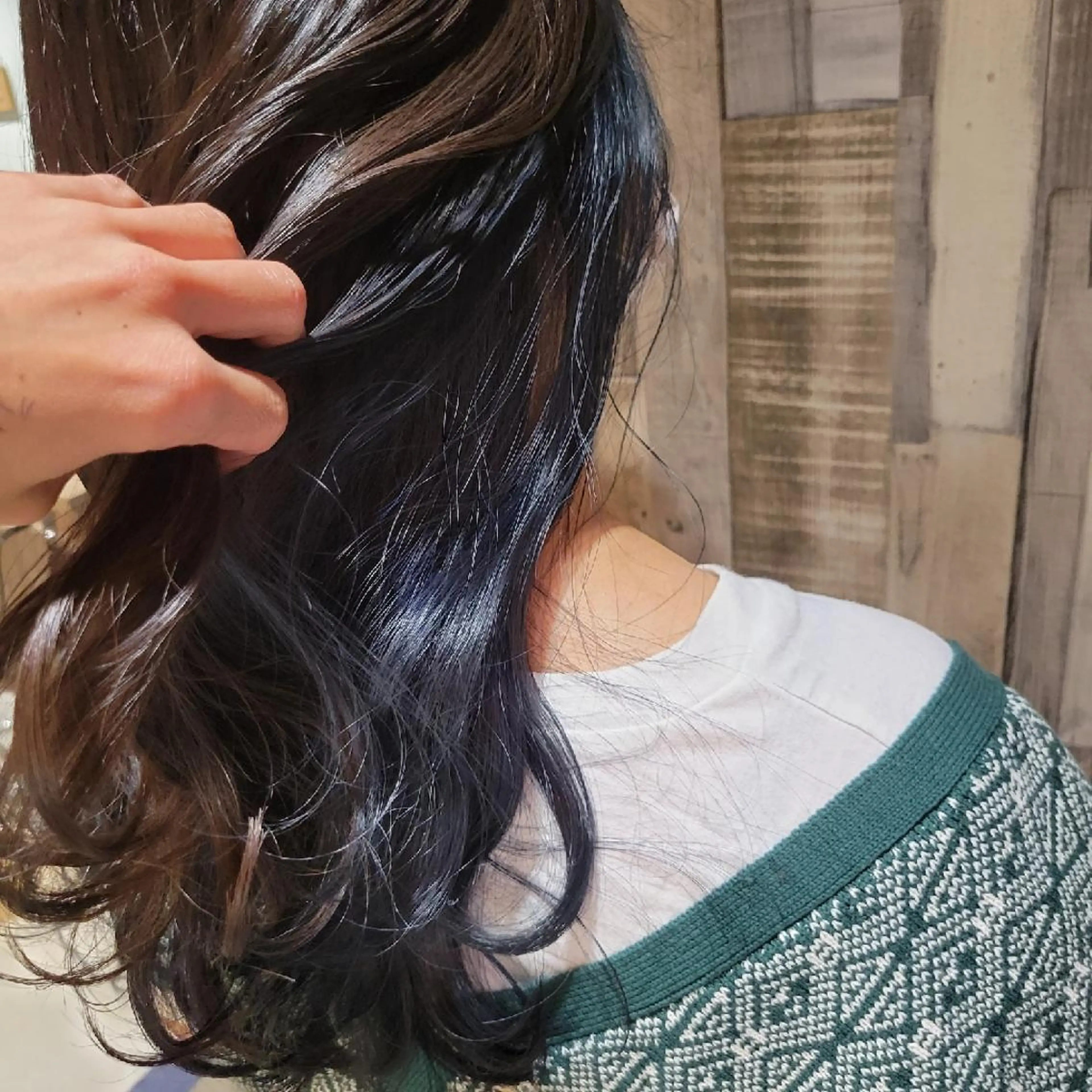 ロング カラー 黒髪 ブルーカラー ブルーブラック カット ヘアカラー トリートメント alushe 岡 陽子のヘアスタイル