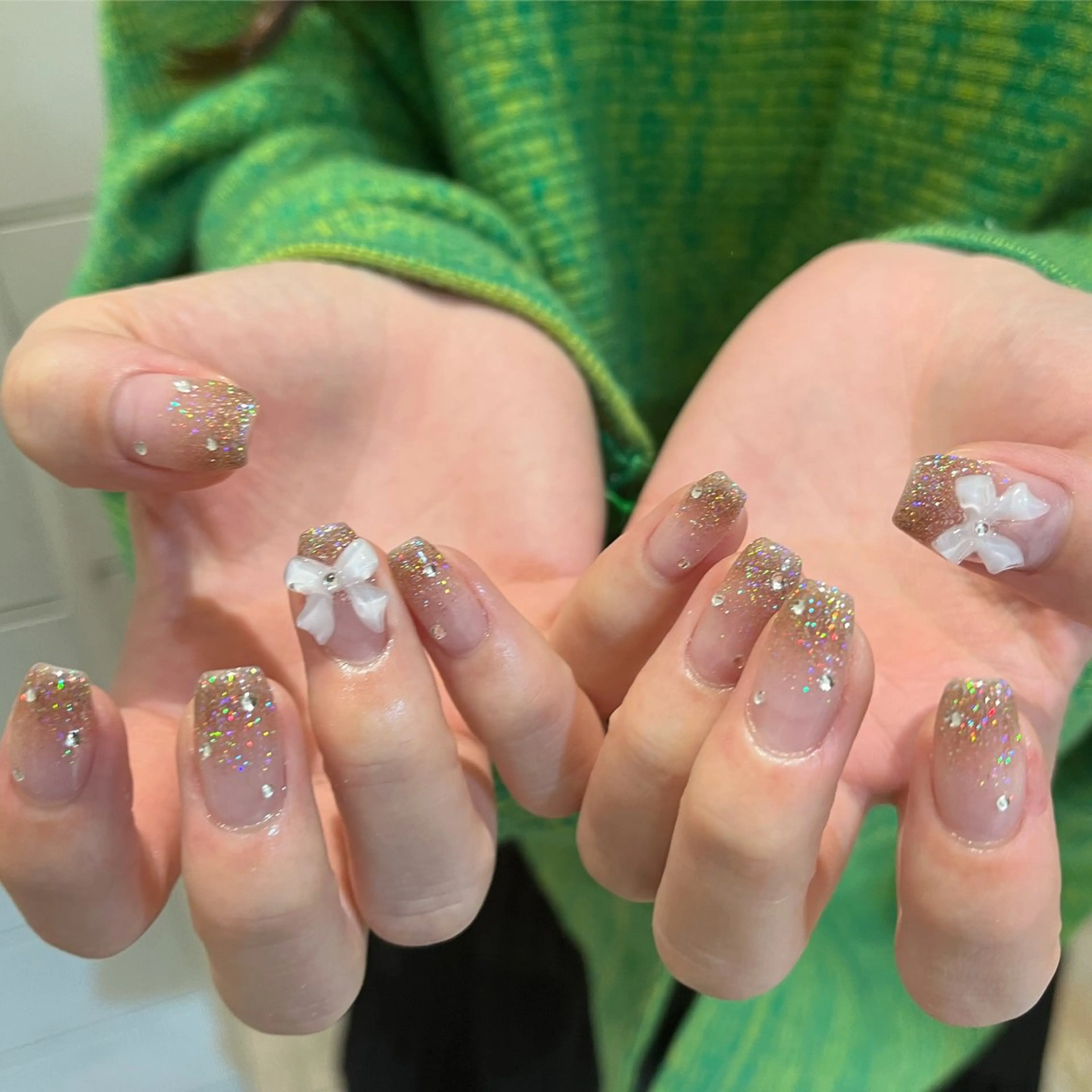ネイル フラッシュネイル ラメ(グリッター) ラメグラデーション リボン ハンドネイル Momone ／渋谷／パラジェルのネイルデザイン
