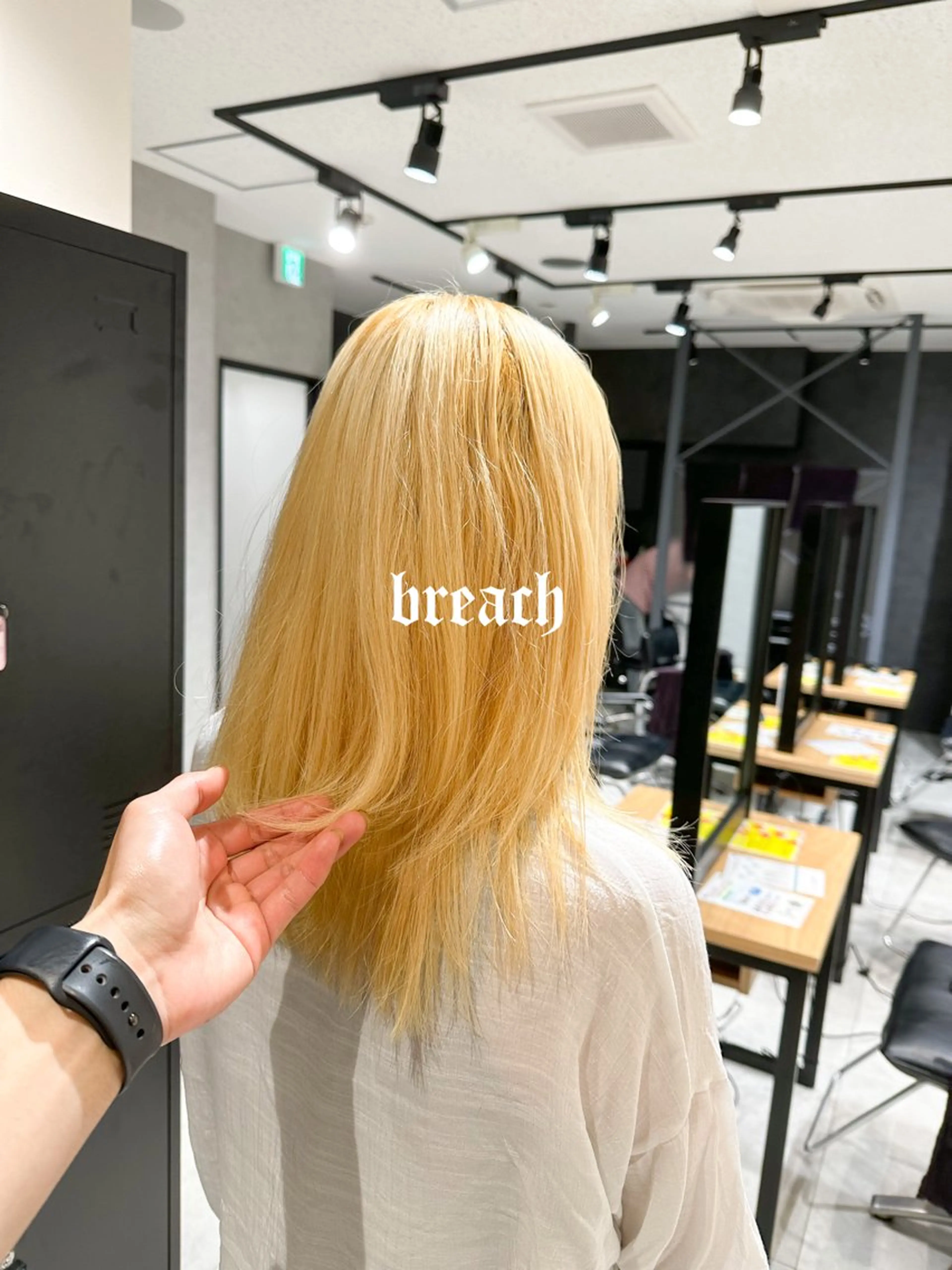 ミディアム カラー ブリーチ 抜きっぱなしブロンド レイヤーカット ヘアカラー トリートメント メンズパーマ特化 Gakutoのヘアスタイル