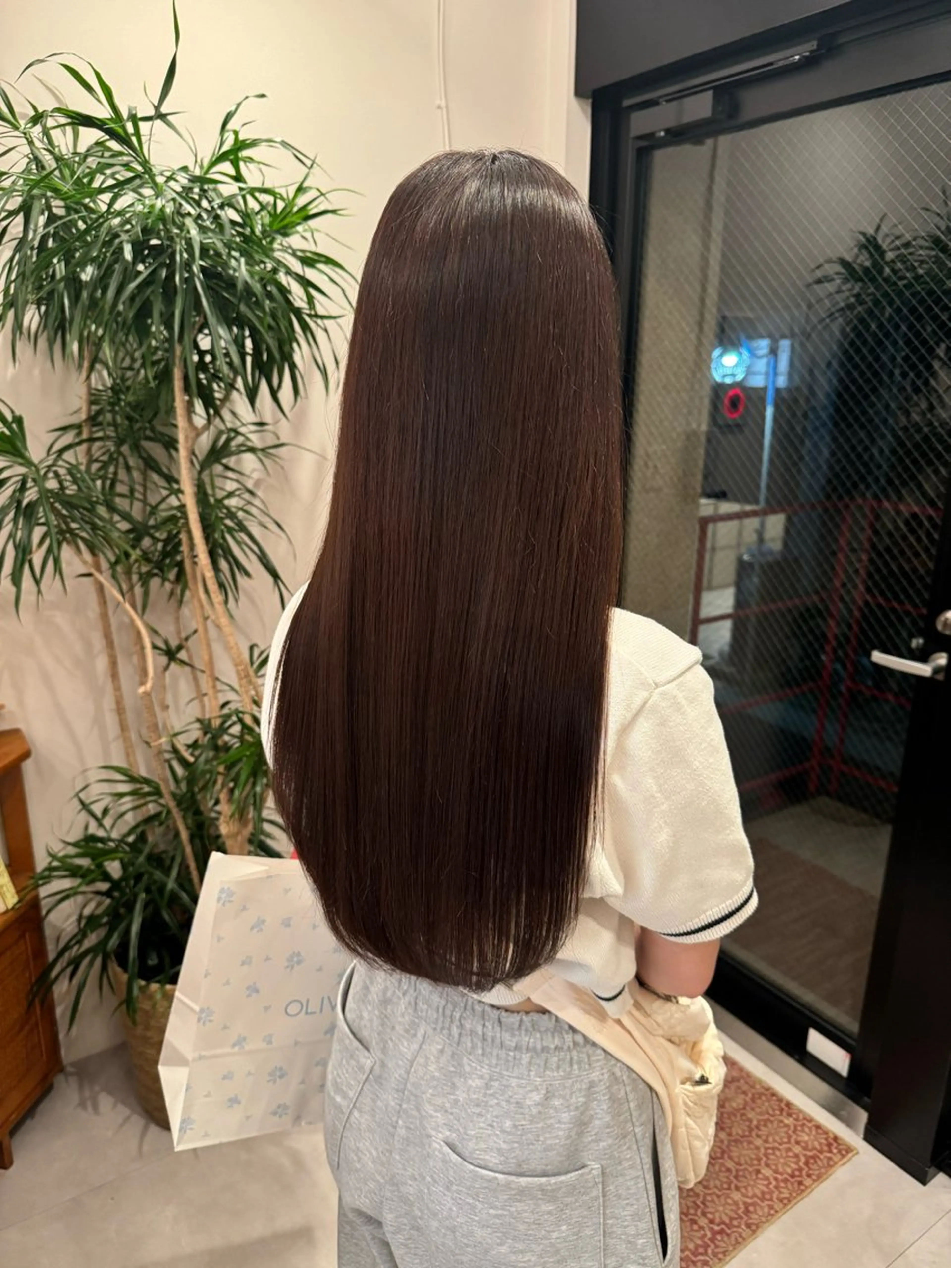 カット（ロング​〜​ミディアム肩くらい）の写真