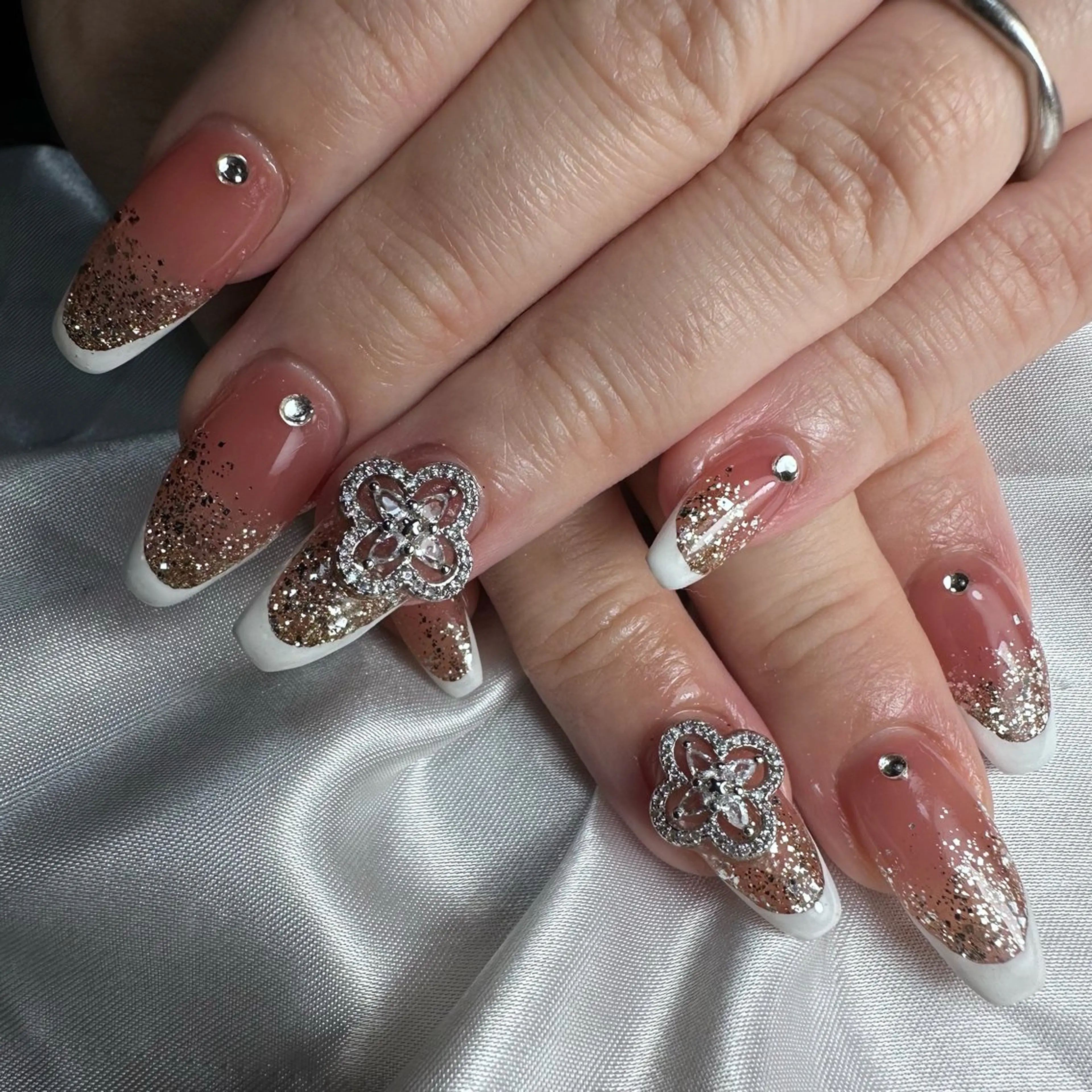 ネイル キラキラネイル nail salon 凪/ネイル/耳ツボのネイルデザイン