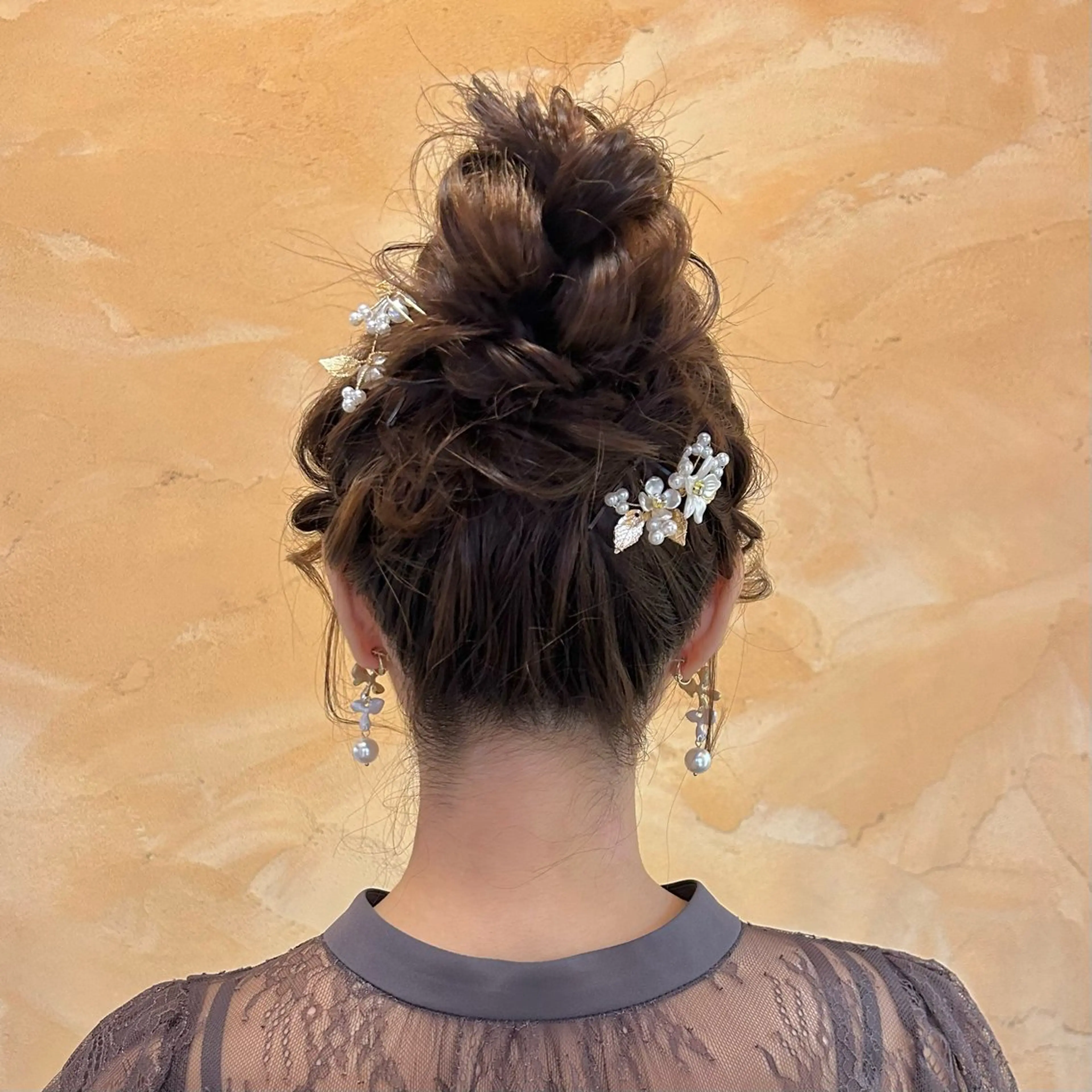 セミロング ヘアアレンジ お団子ヘア ボブ くびれヘア 顔周りカット 髪質改善 ヘアセット ブリーチなしベージュ /ヘアセット/ミユのヘアスタイル