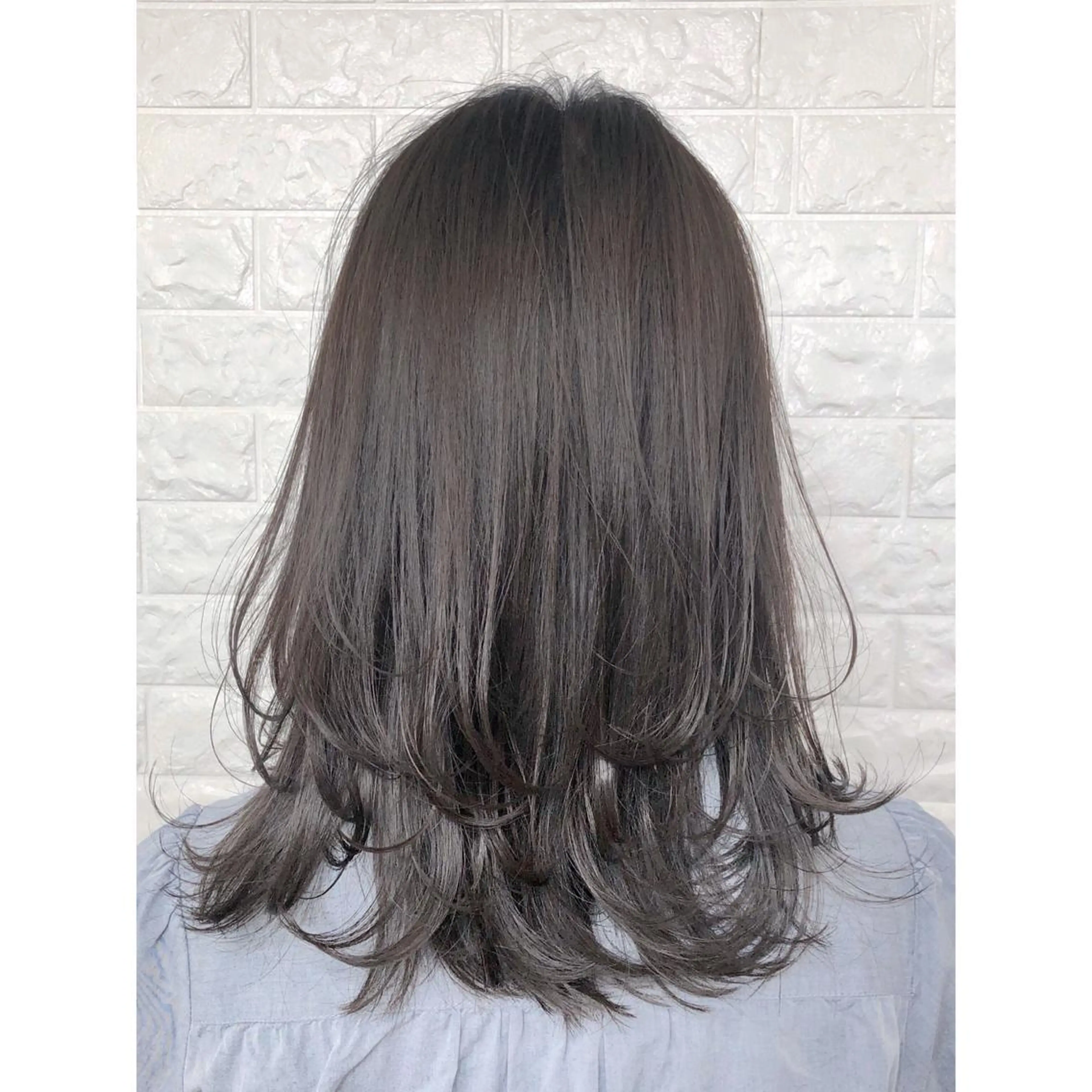 ミディアム カラー アッシュ アッシュブラウン ブリーチ ブラウンカラー 透明感カラー KIZU 髪質改善 オカルト怪談のヘアスタイル