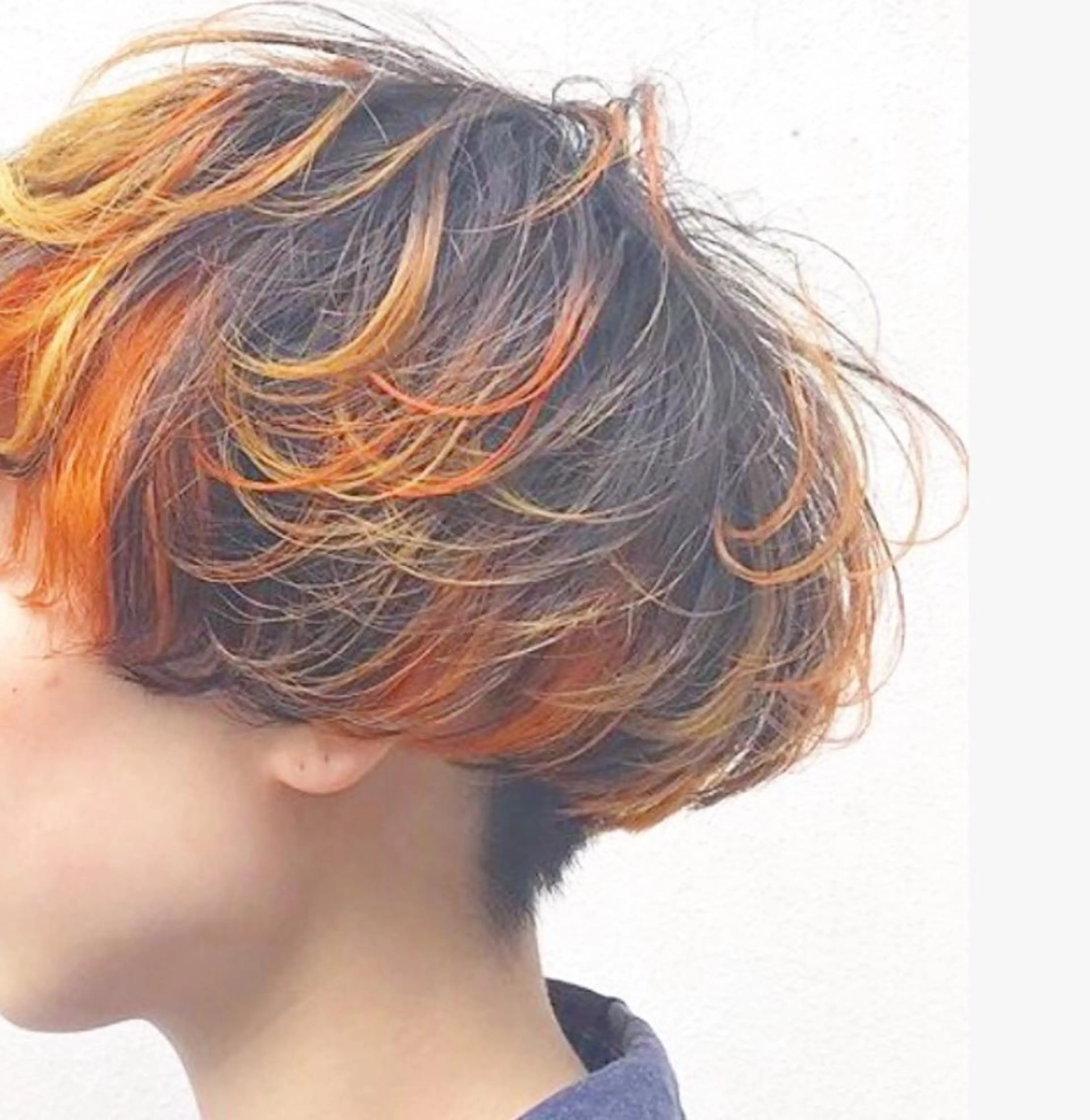 ショート カラー ブリーチ、パーマ 西部笑のヘアスタイル