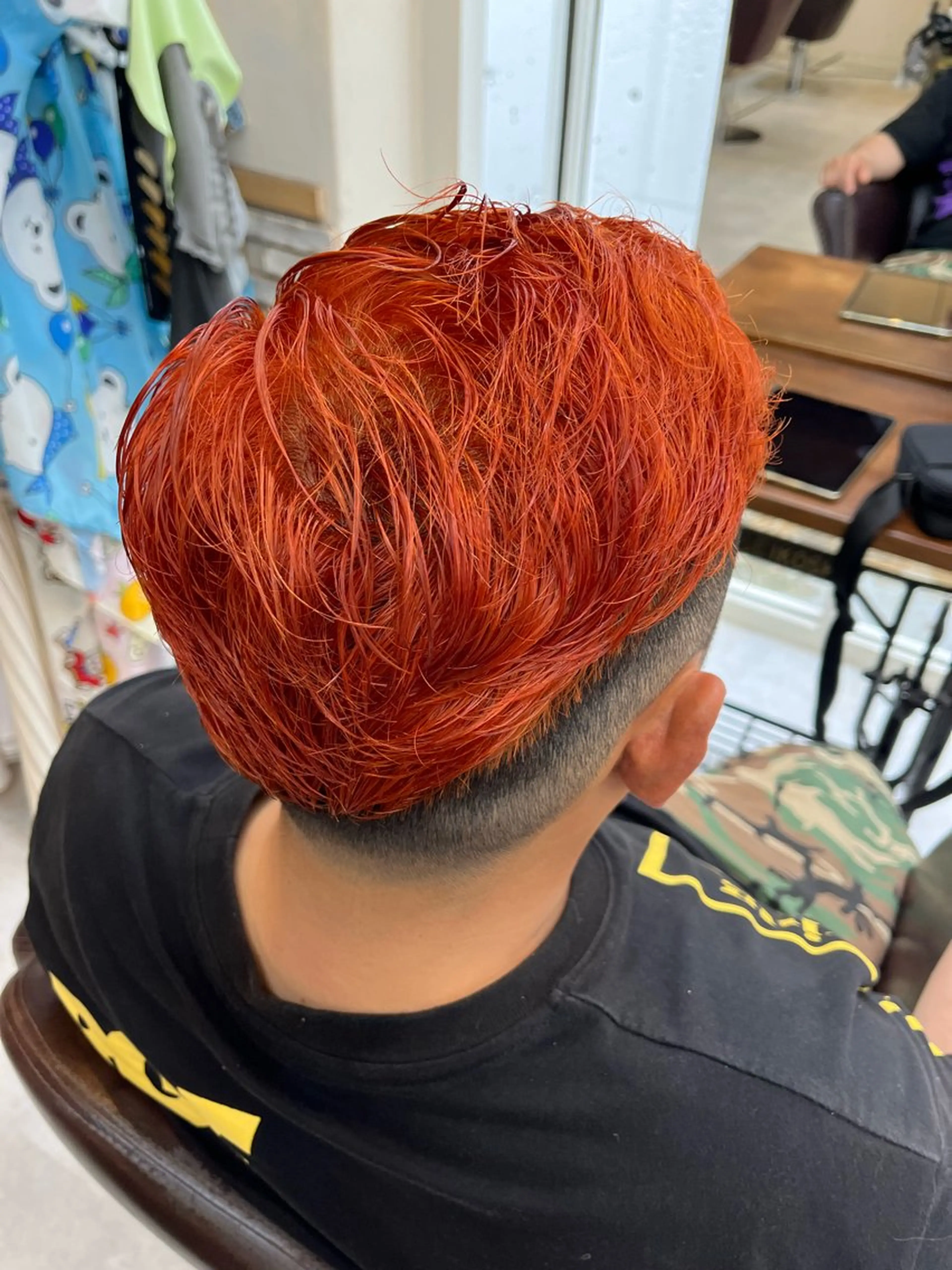 カラー ブリーチ オレンジ 岡部 夏生のヘアスタイル