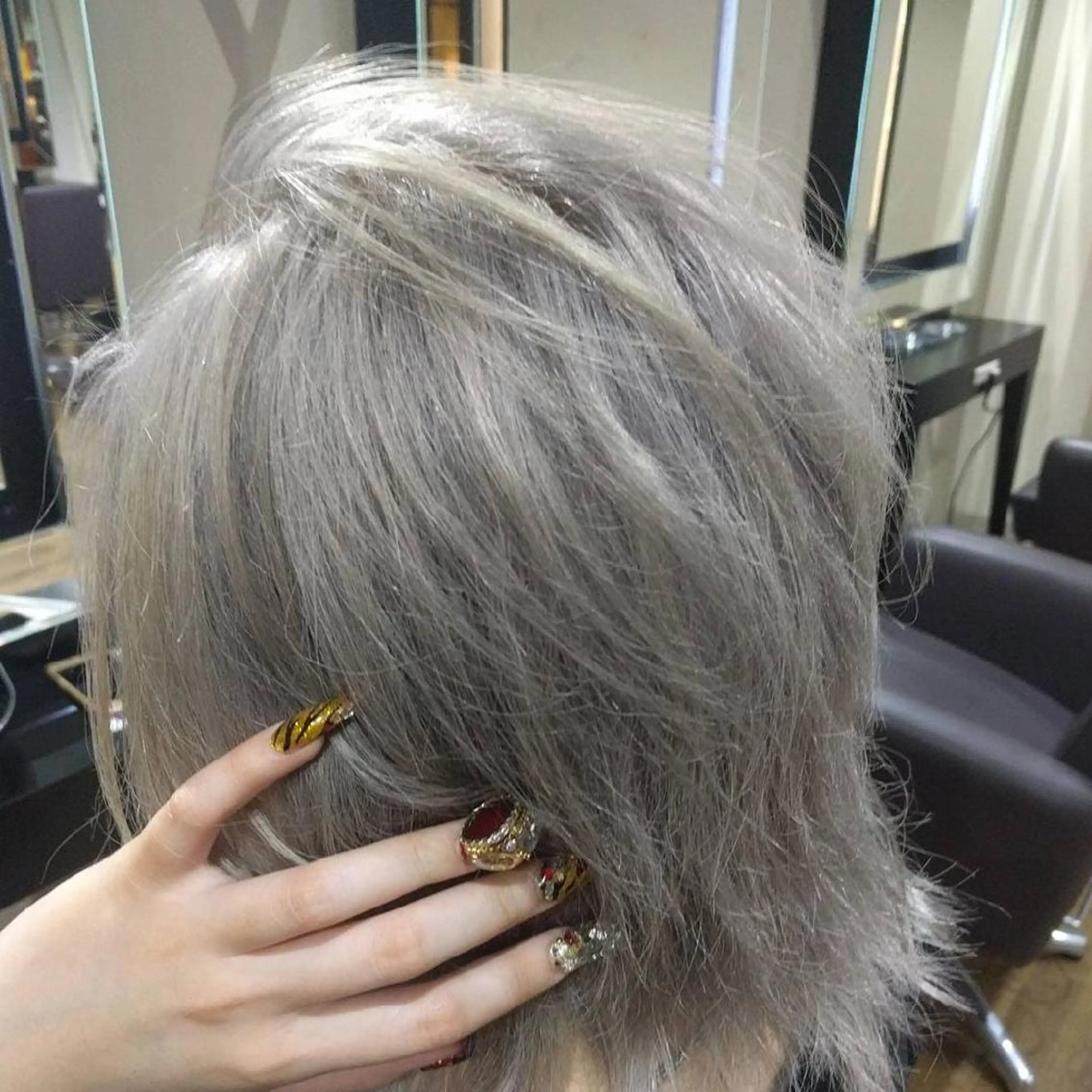 ショート カラー シルバー 東心斎橋peace 豆柴サロンのヘアスタイル