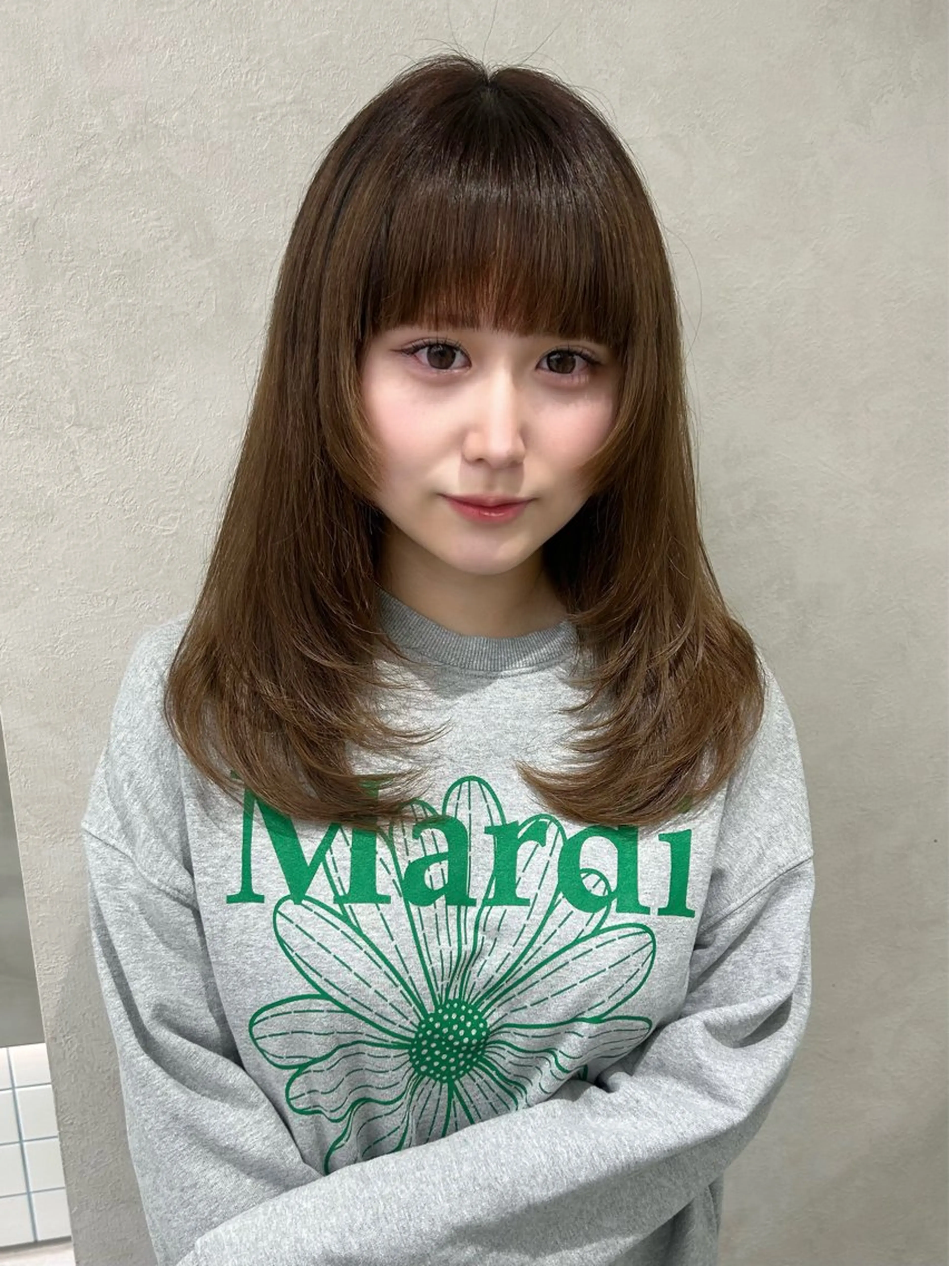 ミディアム カラー ヘアアレンジ カット ヘアカラー トリートメント ふみか🎀 ベージュカラーのヘアスタイル