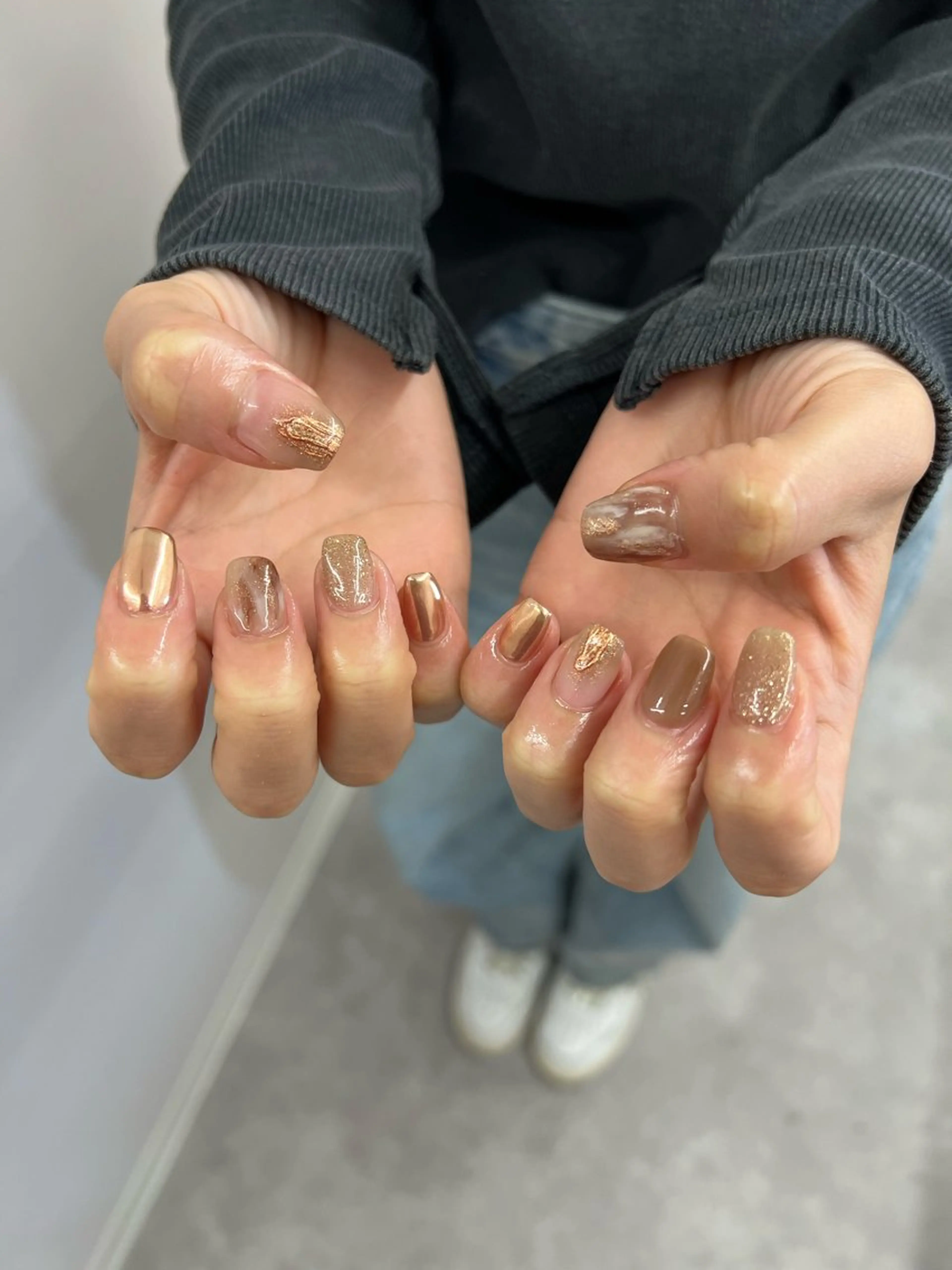 ネイル ブラウン ジェルネイル ゴールド 韓国ネイル マグネットネイル ハンドネイル ハンドケア Bana_ Nailのネイルデザイン
