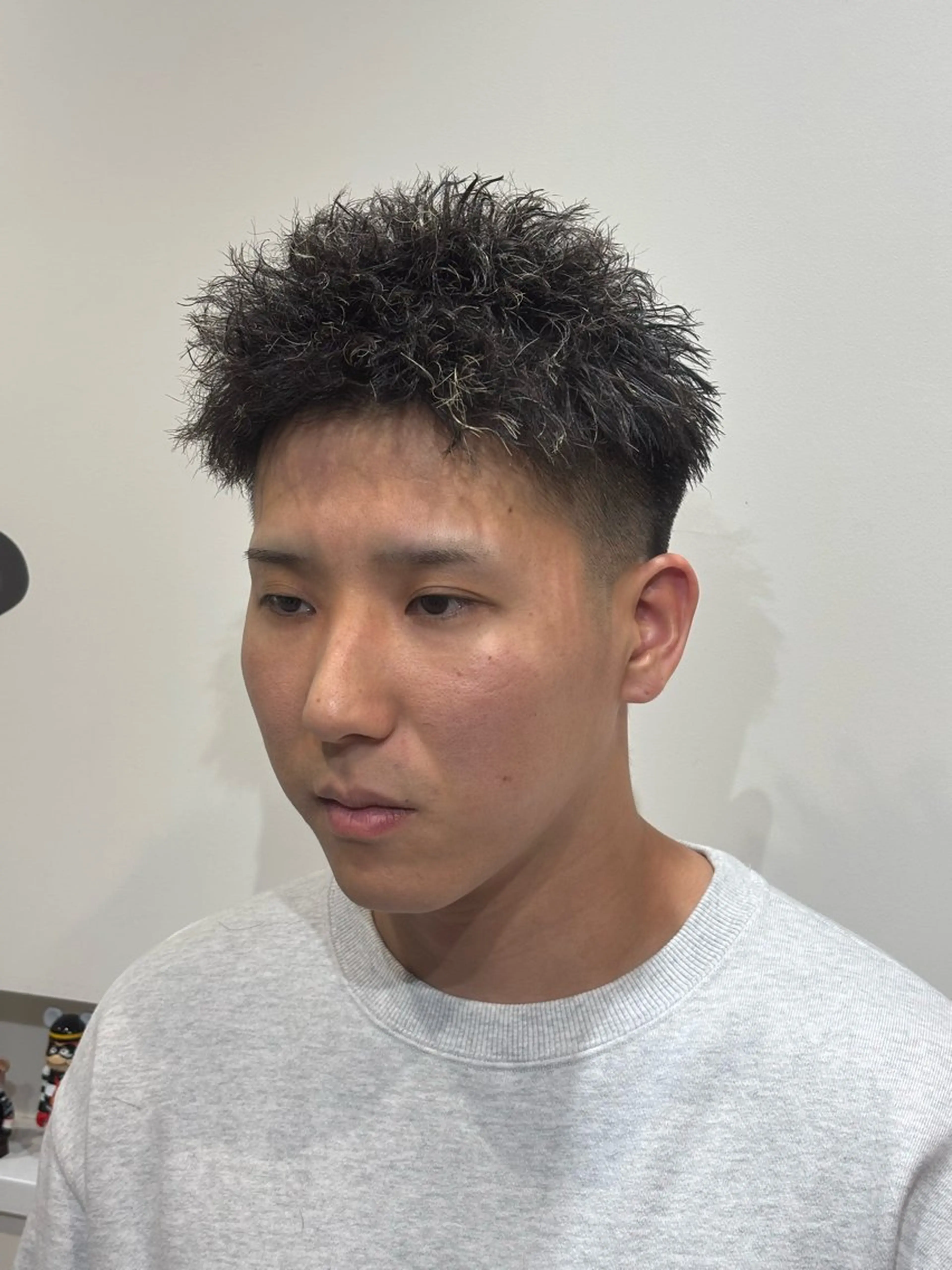 ショート カラー パーマ ツイストスパイラルパーマ ショートヘア スパイラルパーマ カット パーマ 【店長】メンズ職人 短髪　ハイトーン🔥のヘアスタイル