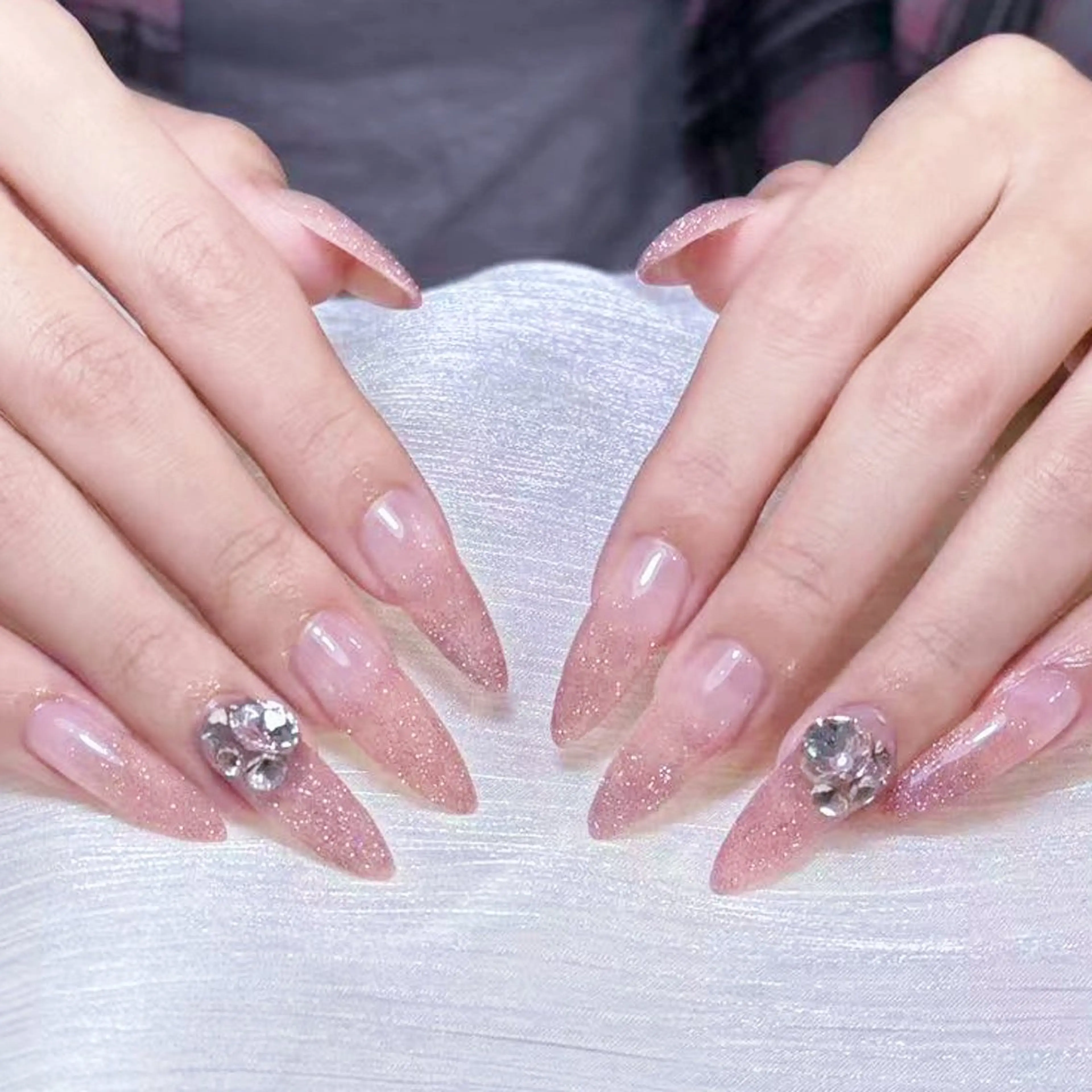 ネイル アートネイル オーロラネイル ガーリー キラキラネイル 韓国ネイル ハンドネイル yu ri 🌹のネイルデザイン