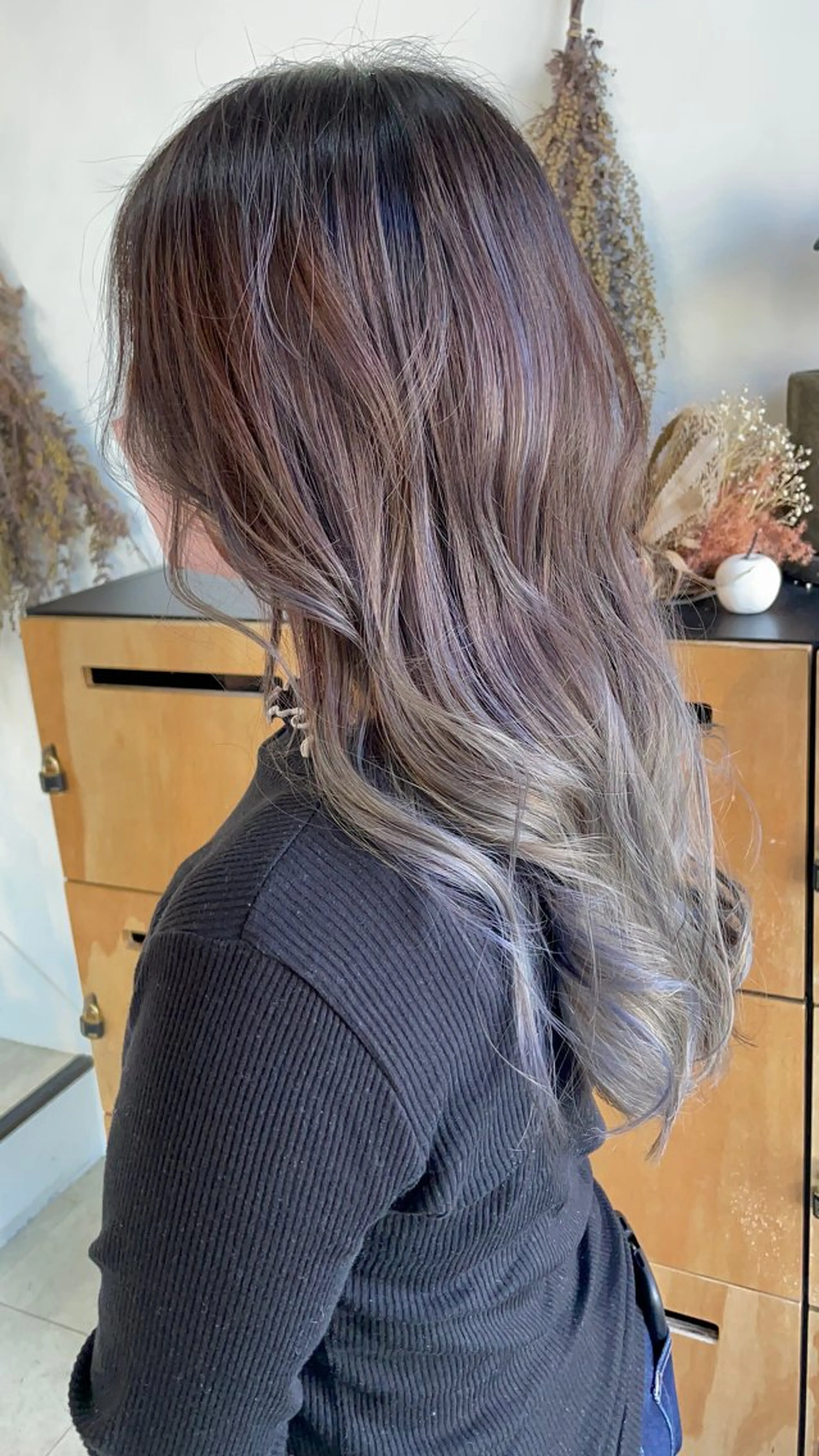 ロング カラー グラデーションカラー シルバー ヘアカラー noa.所属・🎨カラー専門家🎨 チャーリーのヘアスタイル