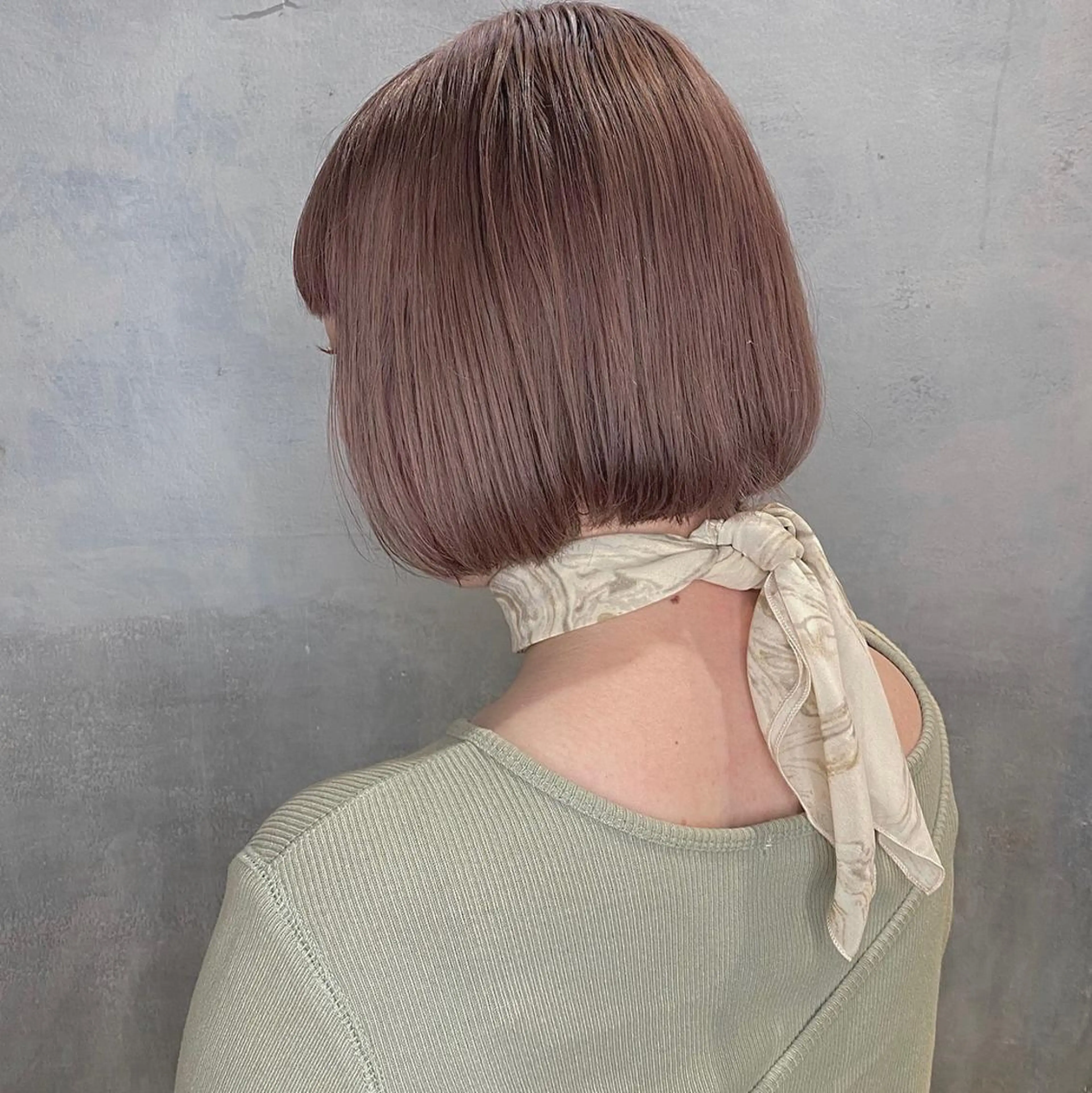 ショート カラー ベージュカラー ブリーチ ピンクカラー ピンクベージュ CLUTCH天王寺 西藤遥河のヘアスタイル