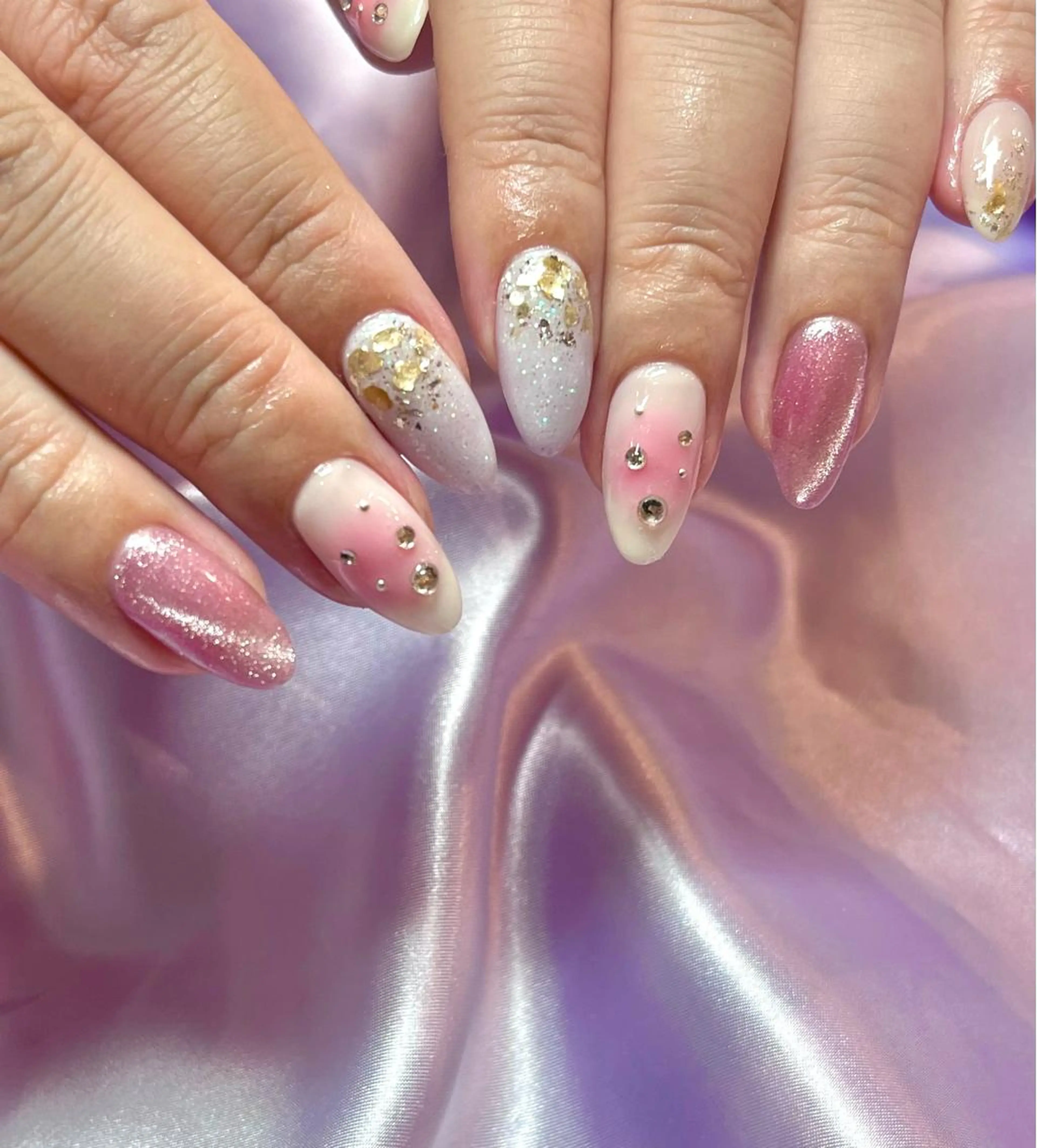 ネイル オーロラネイル チークネイル ガーリー ゴールド キラキラネイル para ☀︎ sol by BECK所属・Para Sol nail　Maoのネイルデザイン