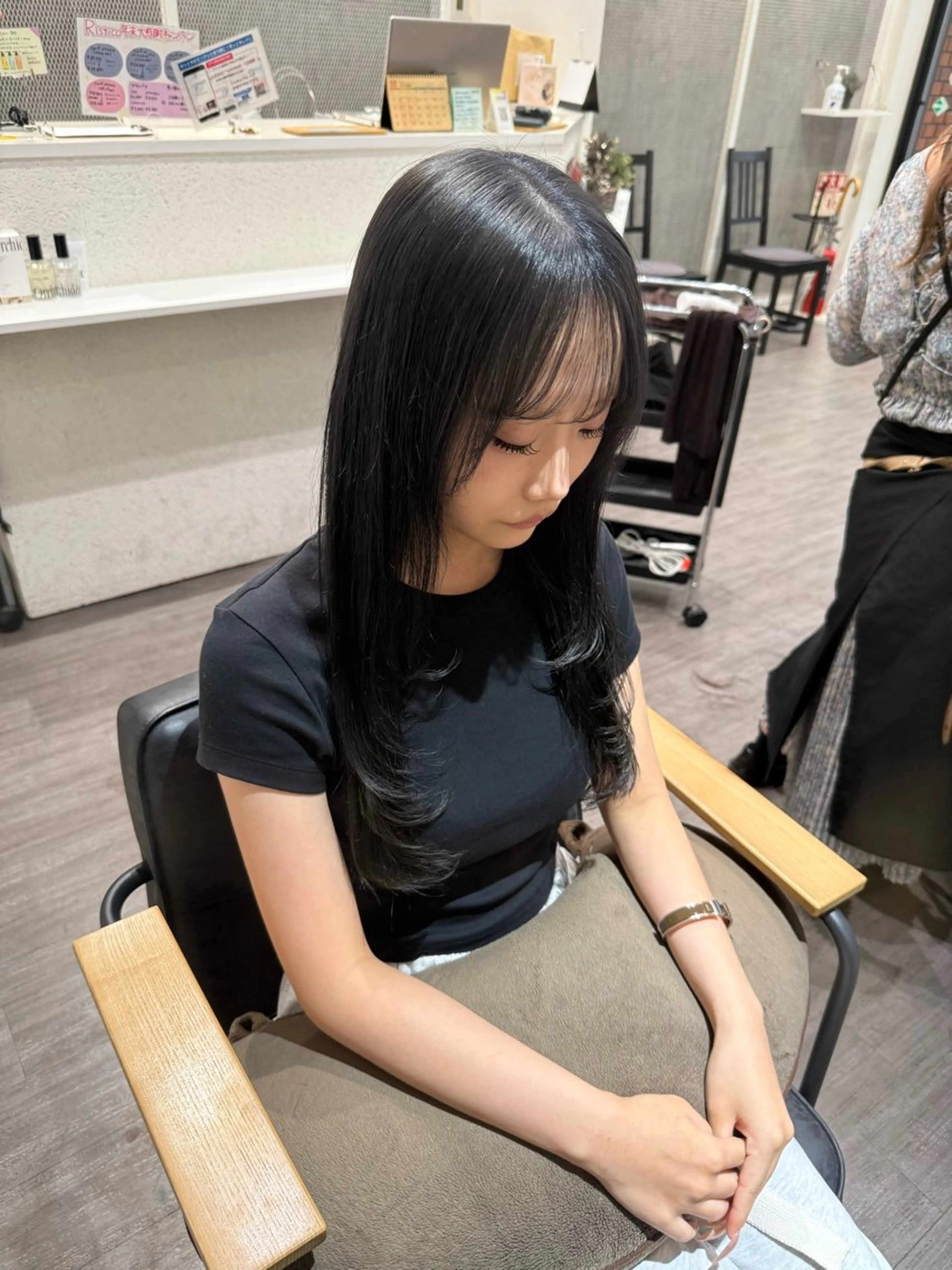 セミロング カラー ダークグレー レイヤーカット カット ヘアカラー トリートメント 上田 紗也のヘアスタイル