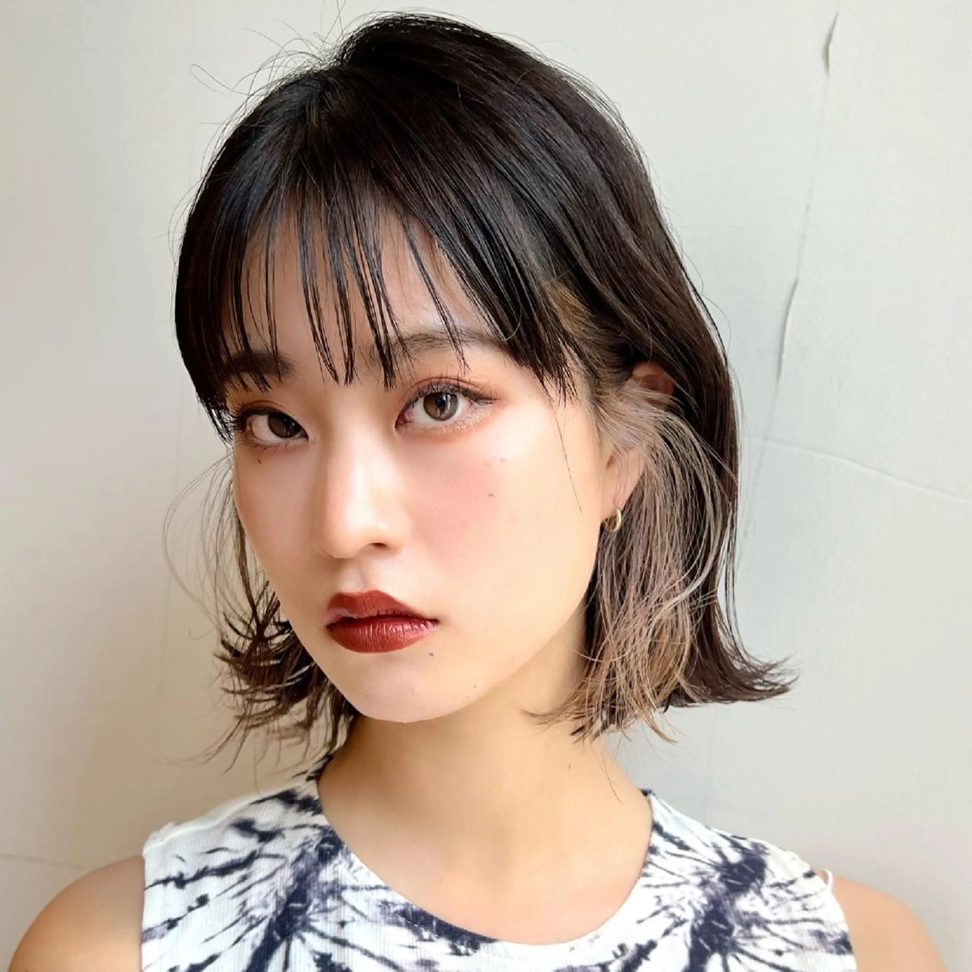 ミディアム カラー イヤリングカラー グレージュ インナーカラー ボブ ヘアカラー トリートメント ニュアンスレイヤー ハイトーンカラーのヘアスタイル