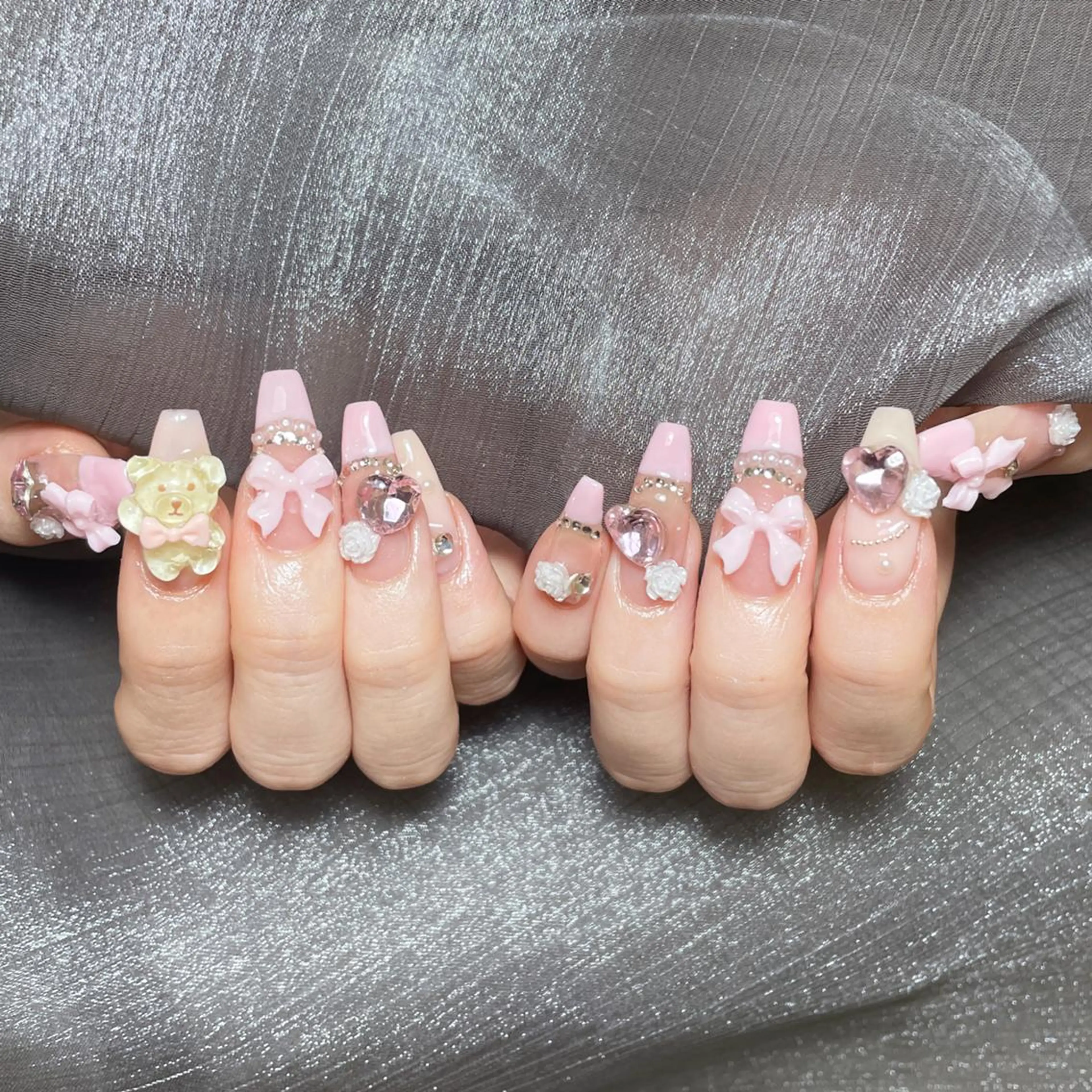 ネイル アートネイル オーロラネイル ガーリー キラキラネイル 韓国ネイル ハンドネイル DIAMOND 💅のネイルデザイン