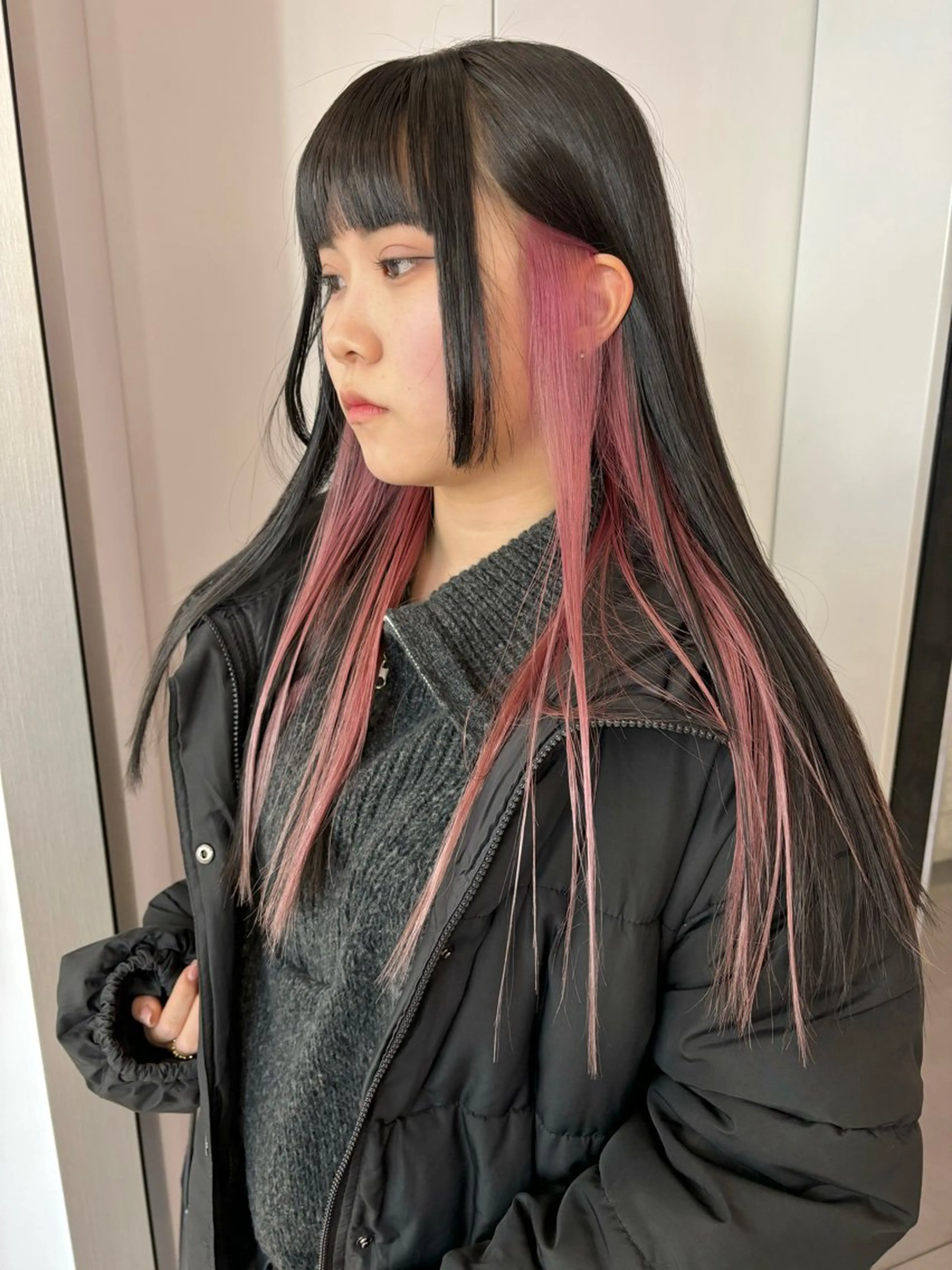 セミロング カラー ヘアアレンジ デザインカラー イヤリングカラー インナーカラー ピンクカラー ヘアカラー トリートメント 🎨ハイトーン/ 切りっぱなし みつきのヘアスタイル