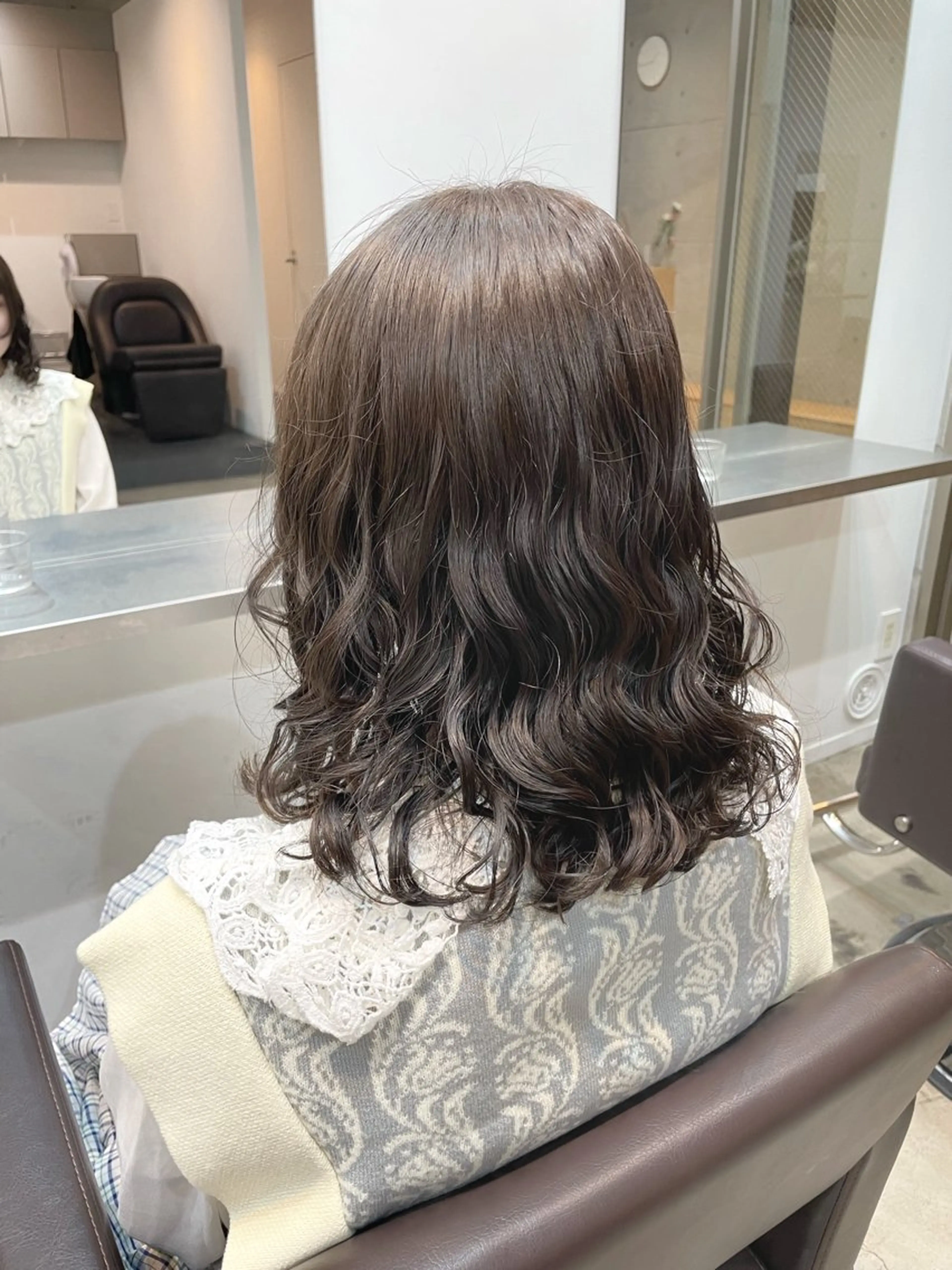 ミディアム カラー パーマ ミディアムパーマ ブリーチ 縮毛矯正 デジタルパーマ カット ヘアカラー パーマ トリートメント 【arc】Ruri コテ巻き風パーマのヘアスタイル