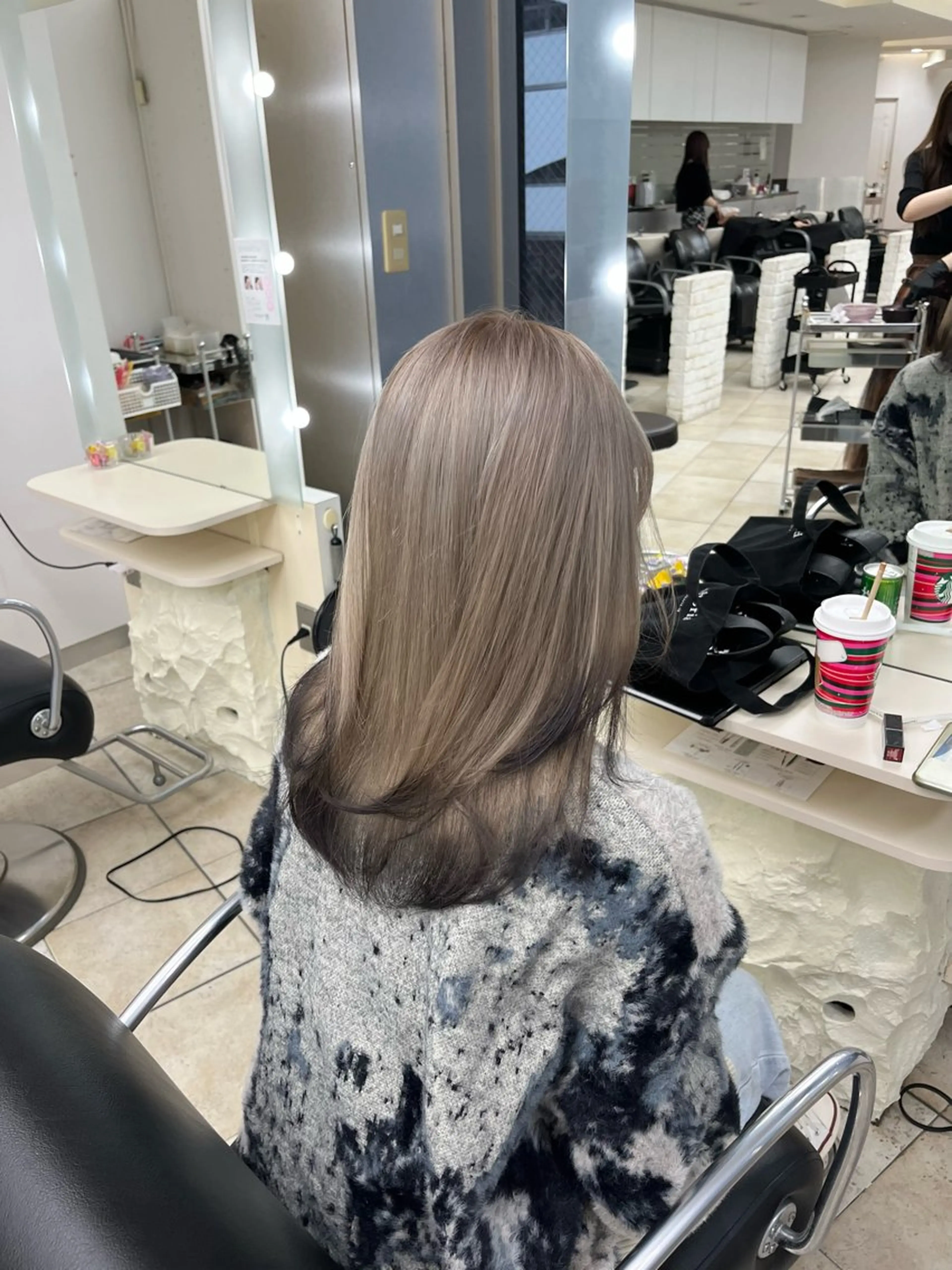 セミロング カラー デザインカラー MITSUKI🤍 モテ髪×韓国レイヤーのヘアスタイル