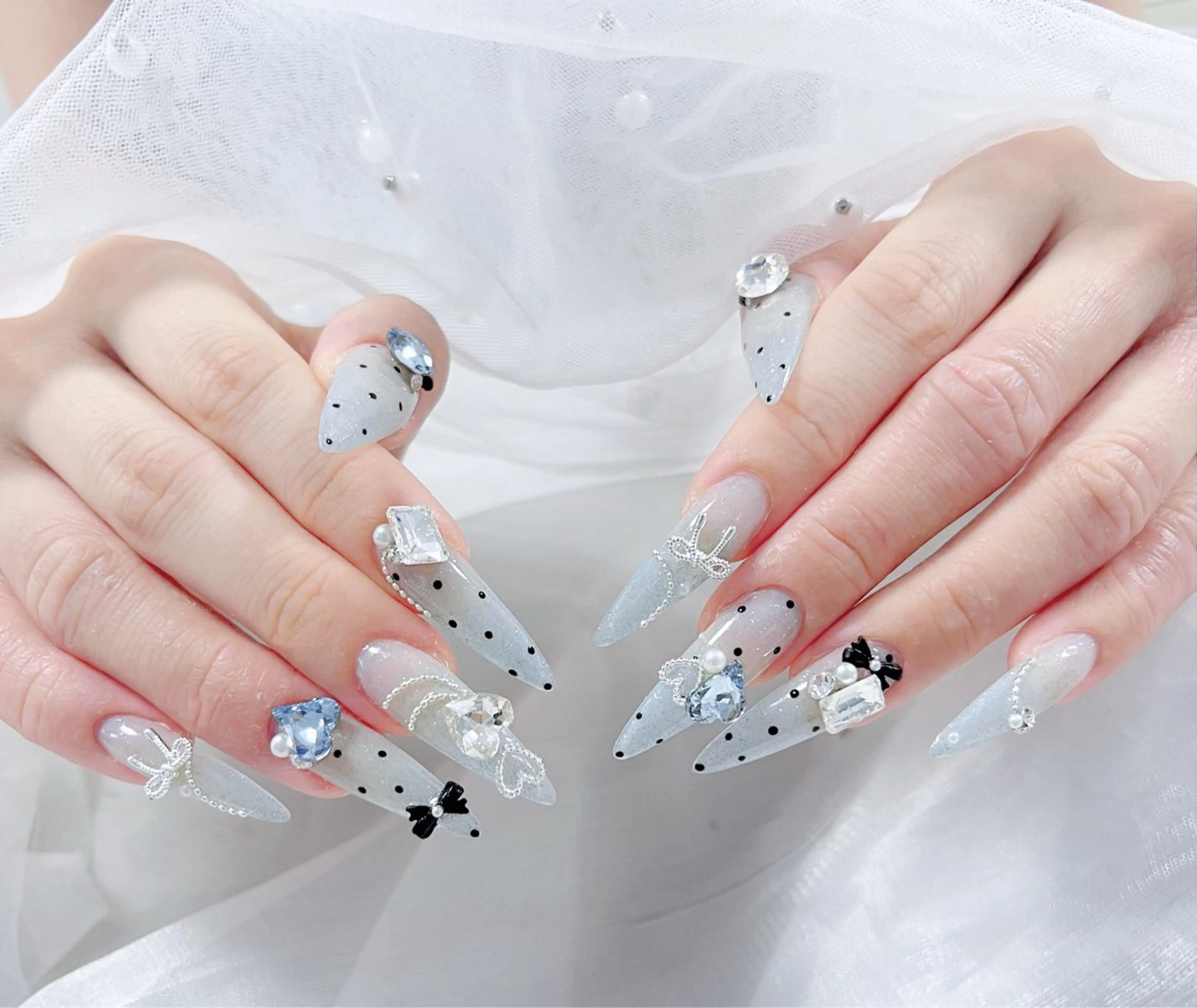 ネイル オーロラネイル クリアネイル フラッシュネイル ジェルネイル グラデーション ハンドネイル Amee Nailsalonのネイルデザイン
