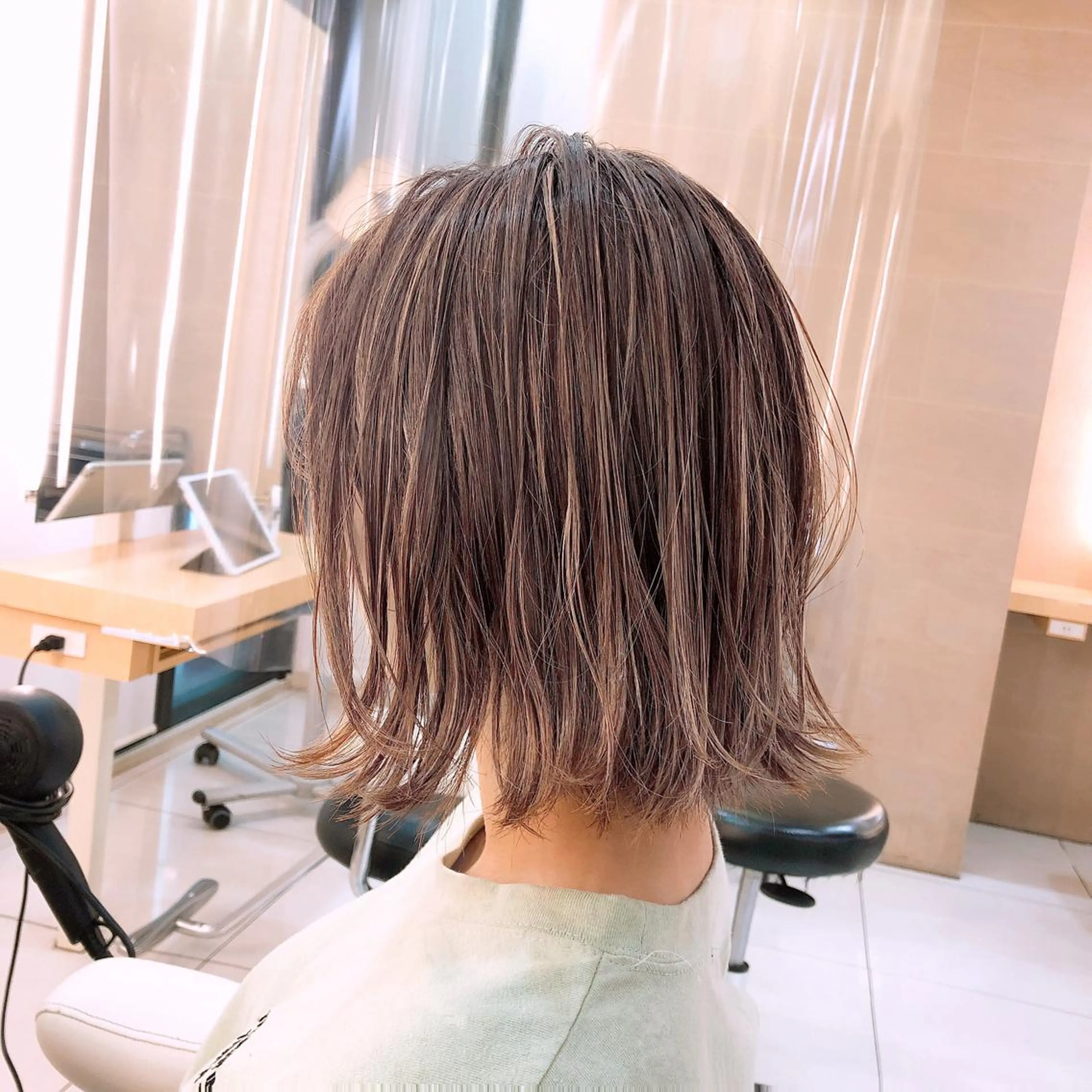 ショート カラー ボブ 外ハネヘア カット 小田 亮のヘアスタイル