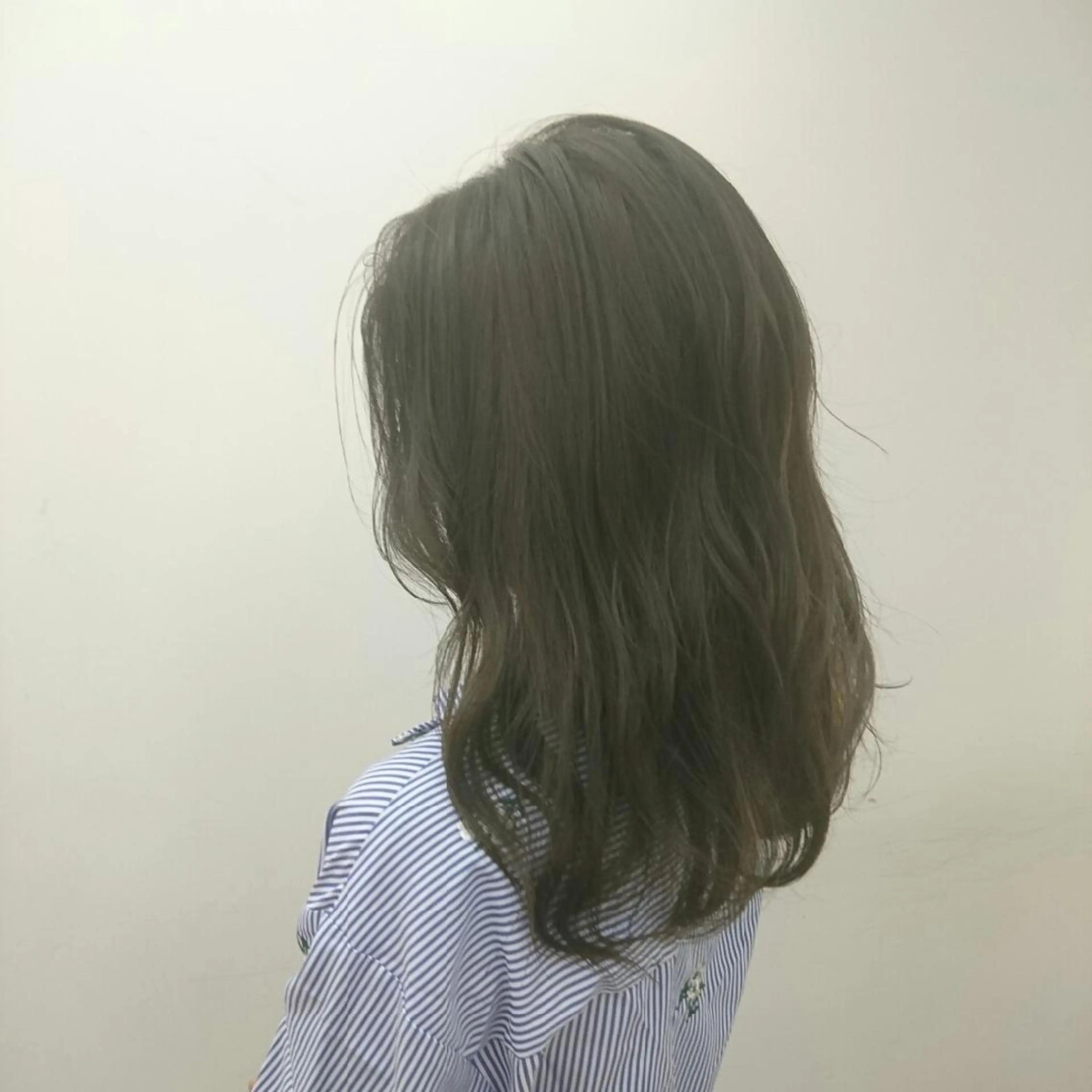 セミロング カラー 韓国🩵海外ヘア 宮川華奈のヘアスタイル