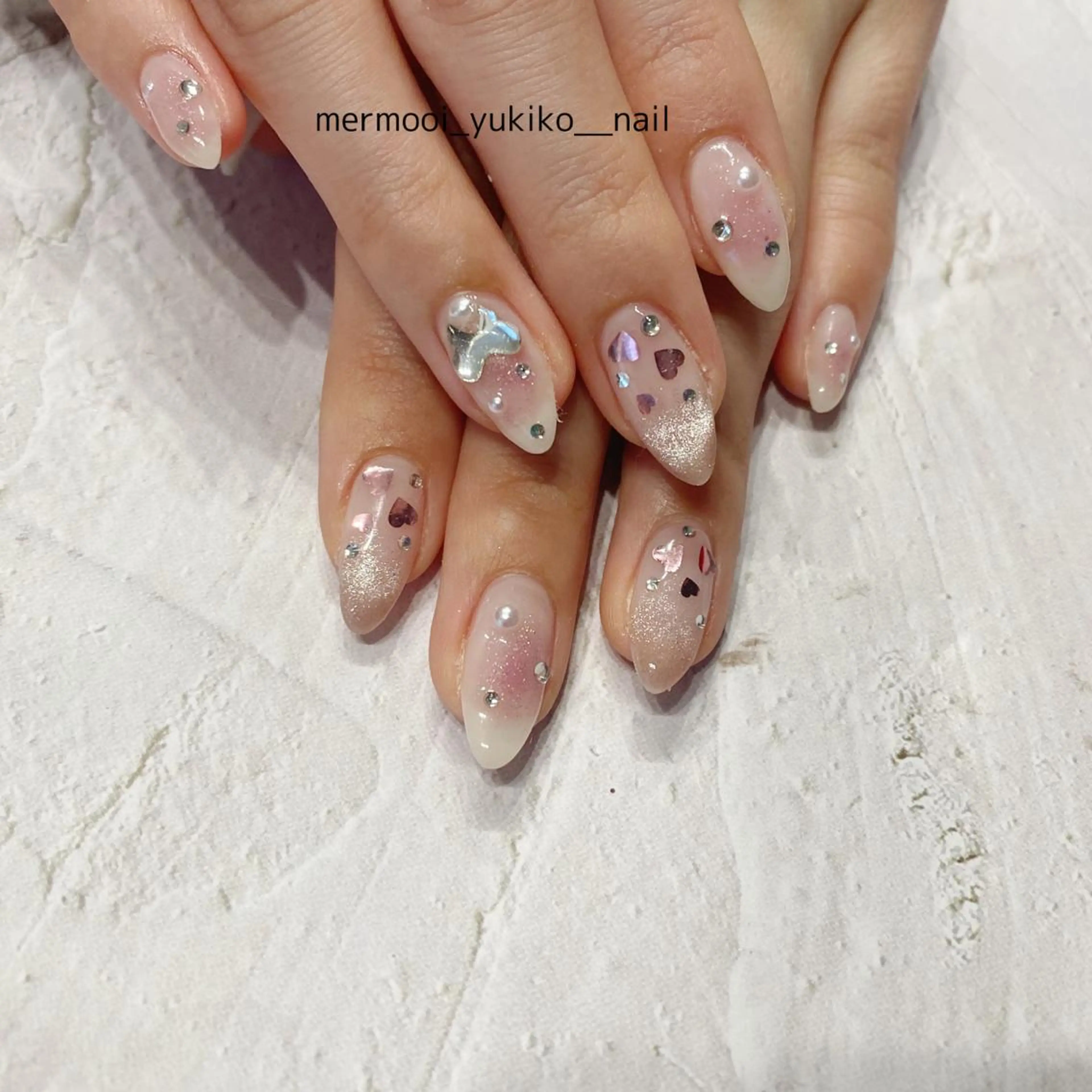ネイル チークネイル ガーリー グラデーション ハート キラキラネイル ハンドネイル mermooi nailのネイルデザイン