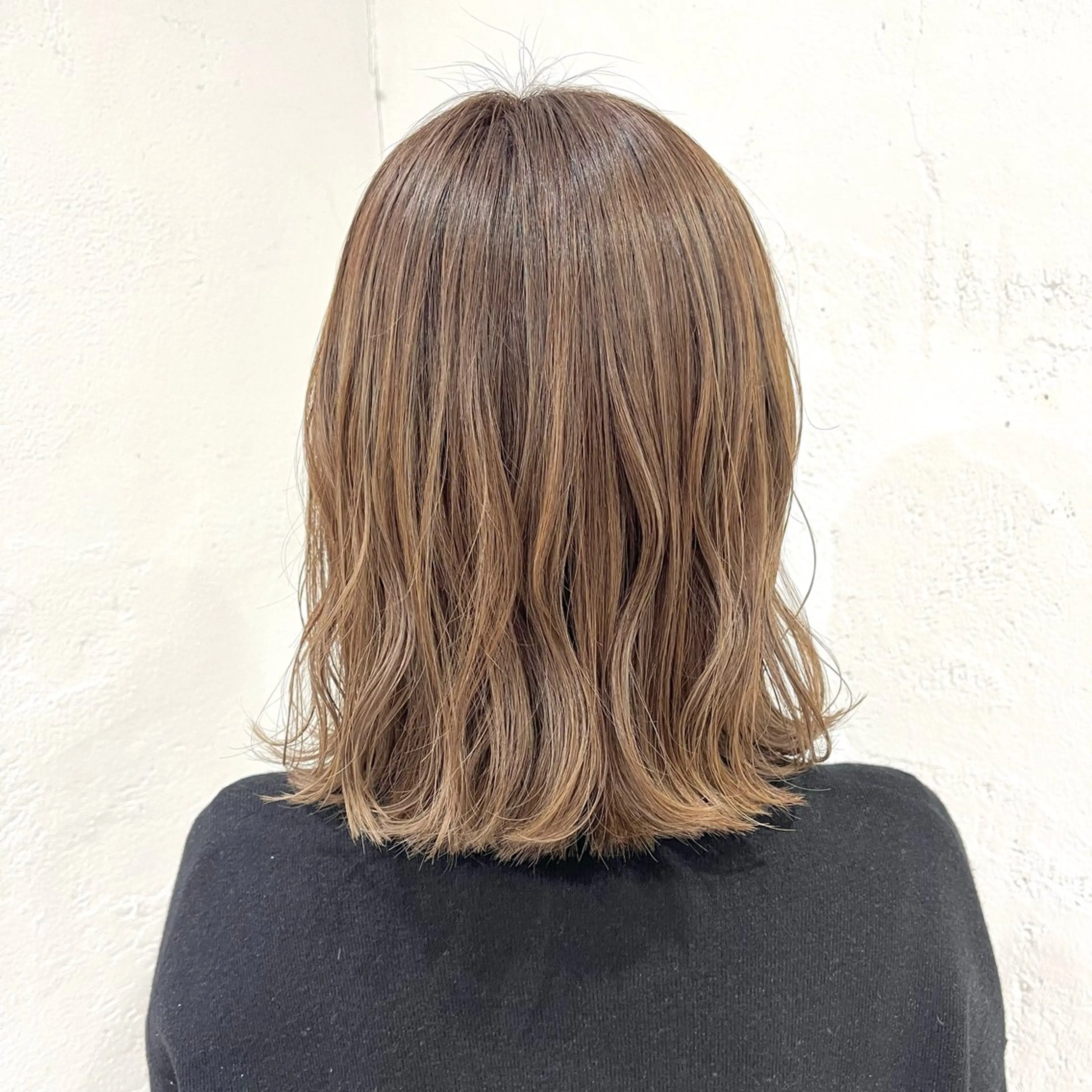 ショート カラー ブリーチ グレージュ ハイライトカラー ハイライト カット ヘアカラー ベージュ／ボブ ／ストレートのその他イメージ
