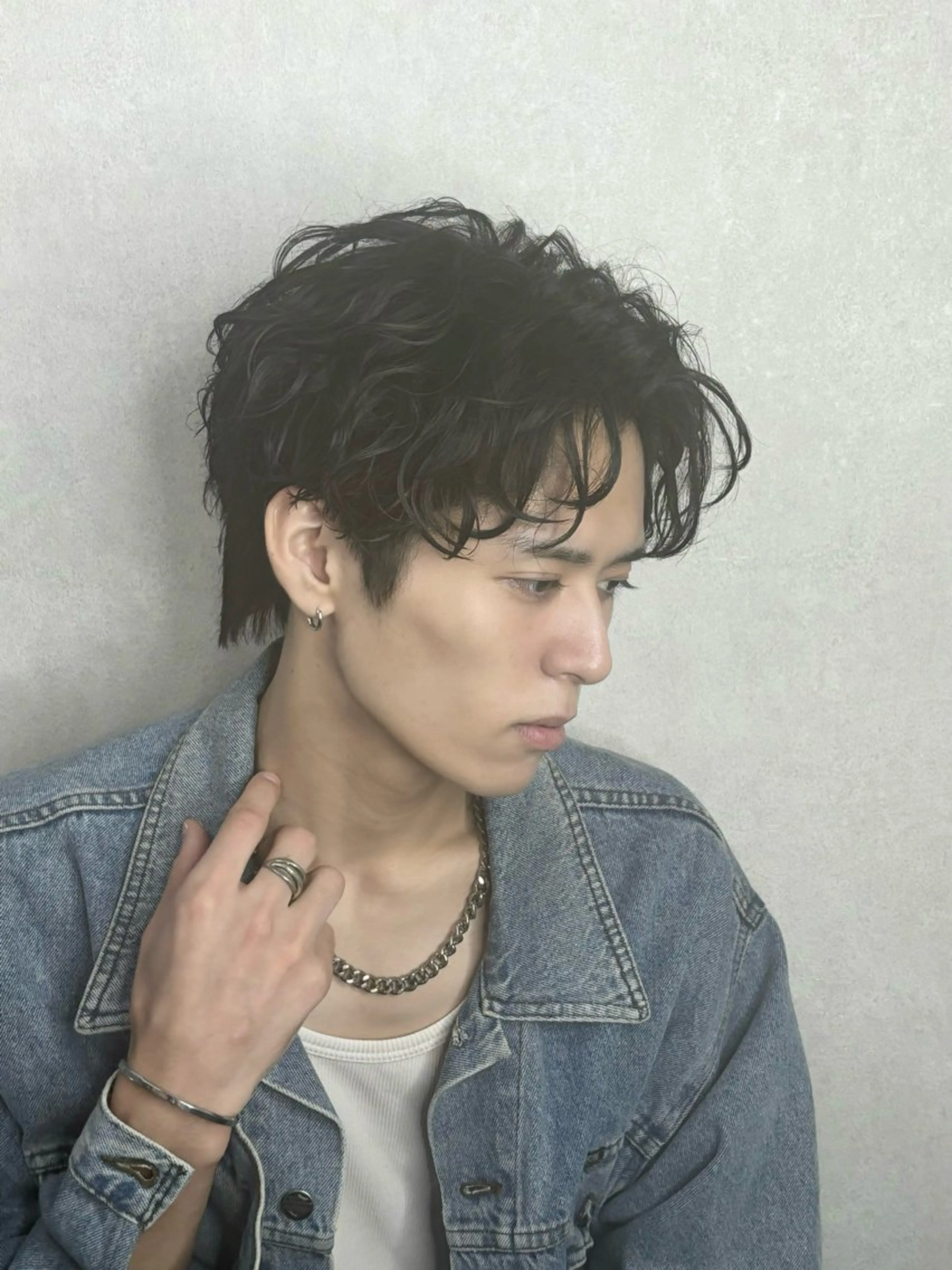 ショート パーマ メンズ センターパート 波巻きパーマ ショートヘア 岩井 虎大郎のヘアスタイル