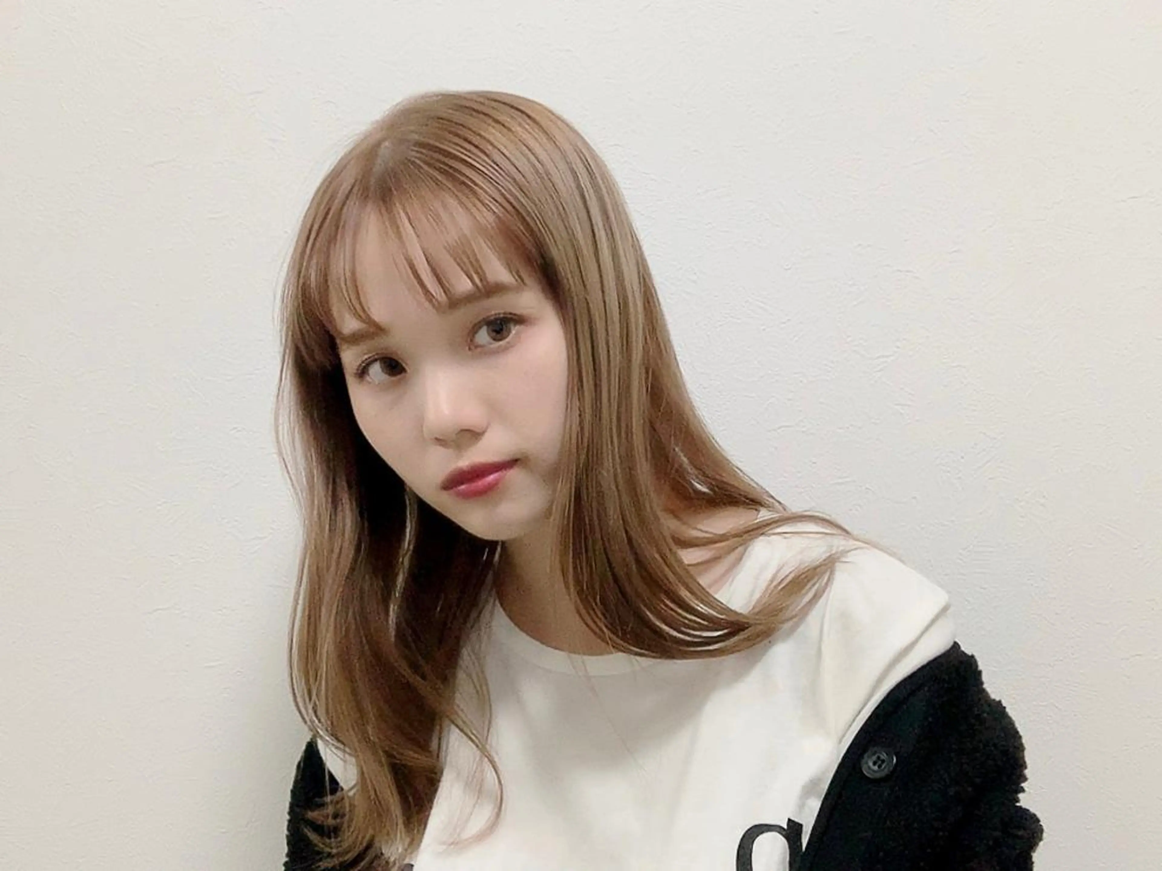 セミロング カラー ベージュカラー ミルクティーベージュ 髪質改善 トリートメント ANNA /艶髪/ハイトーンのヘアスタイル