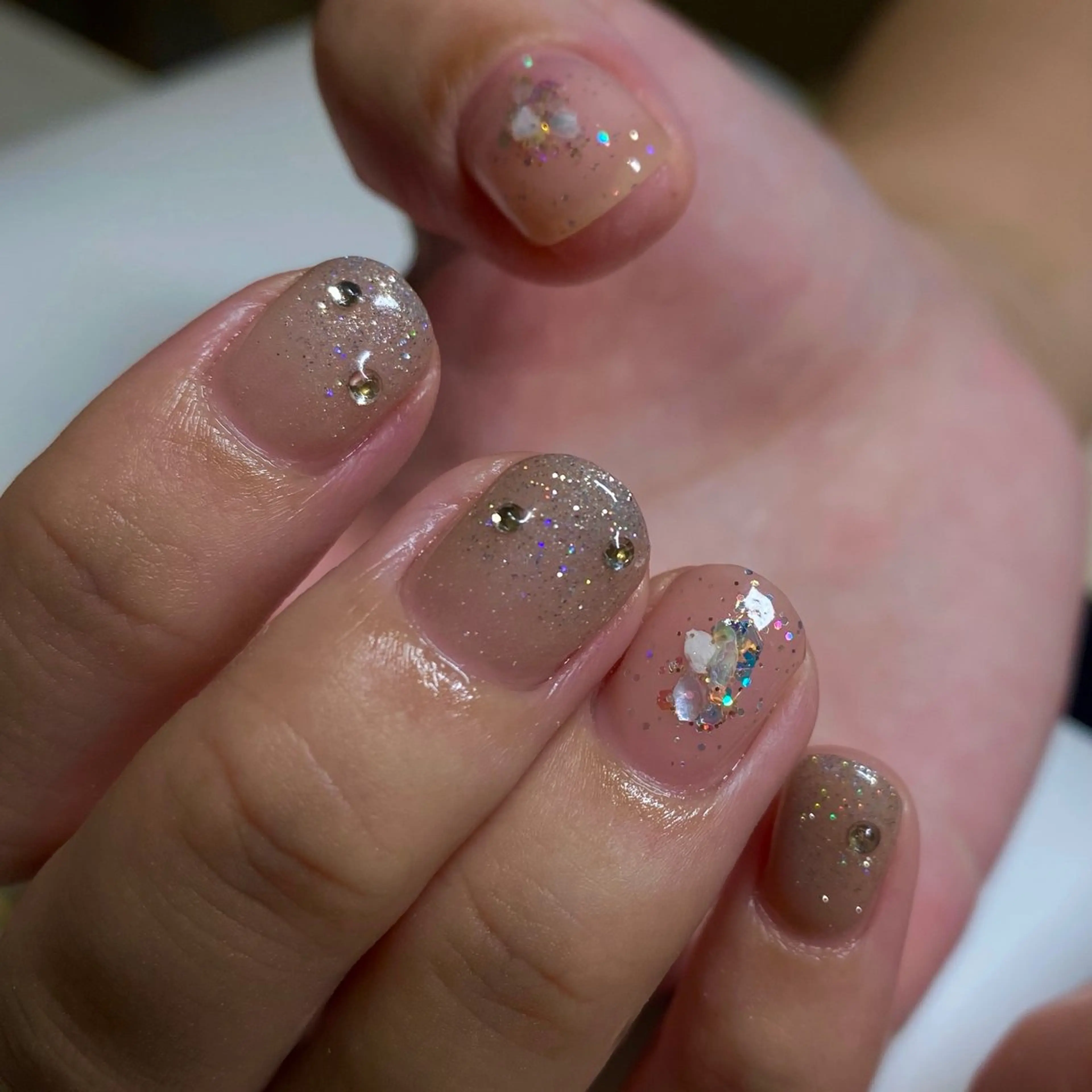 ネイル 韓国ネイル ラメ(グリッター) ラメグラデーション ニュアンスネイル ワンホンネイル ハンドネイル nail amuseのネイルデザイン