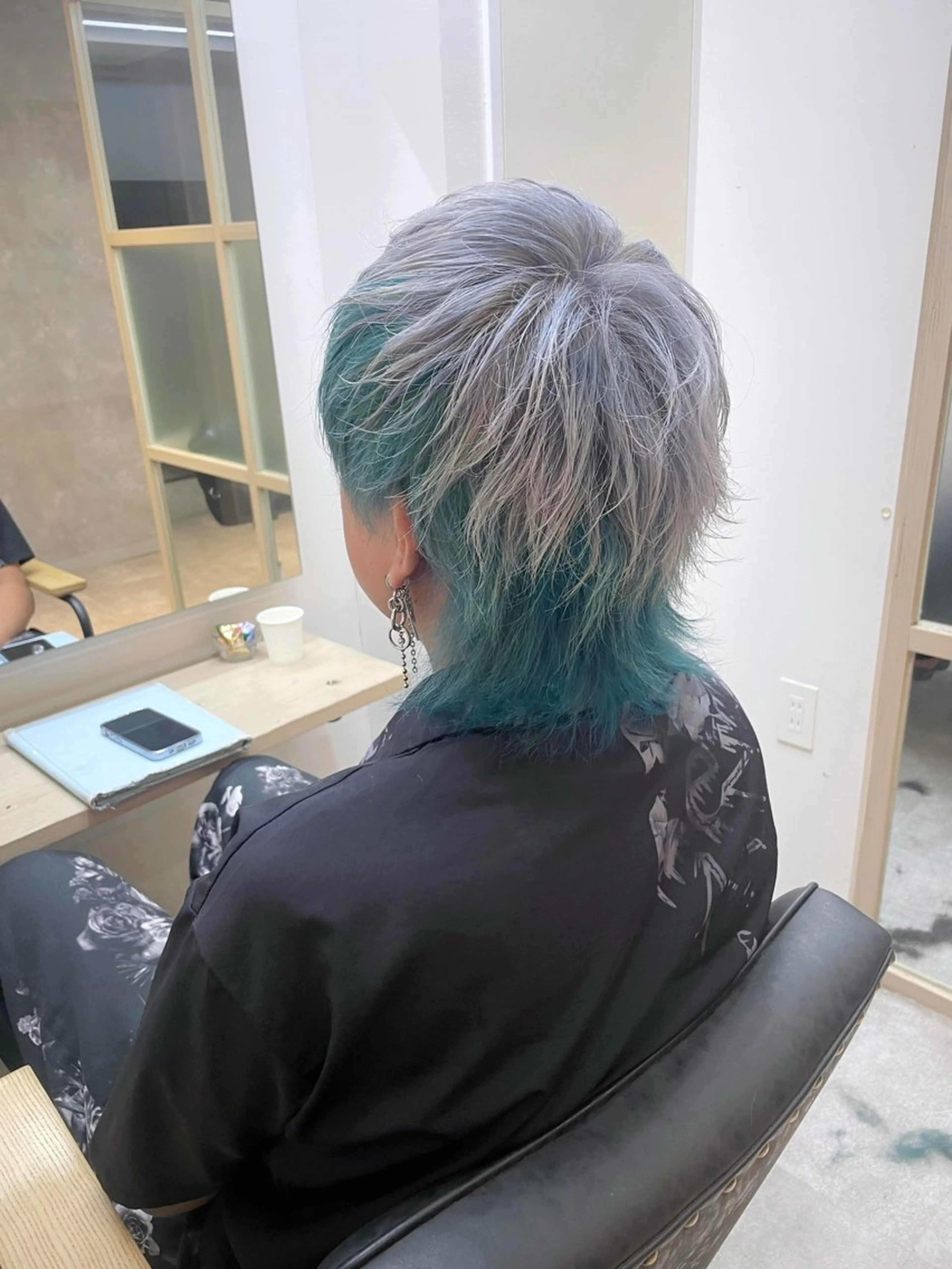 ミディアム メンズ メンズハイトーン メンズインナーカラー カット ヘアカラー トリートメント EMANON新宿南口所属・🦄中性ウルフ ☁️Shiori🦄のヘアスタイル