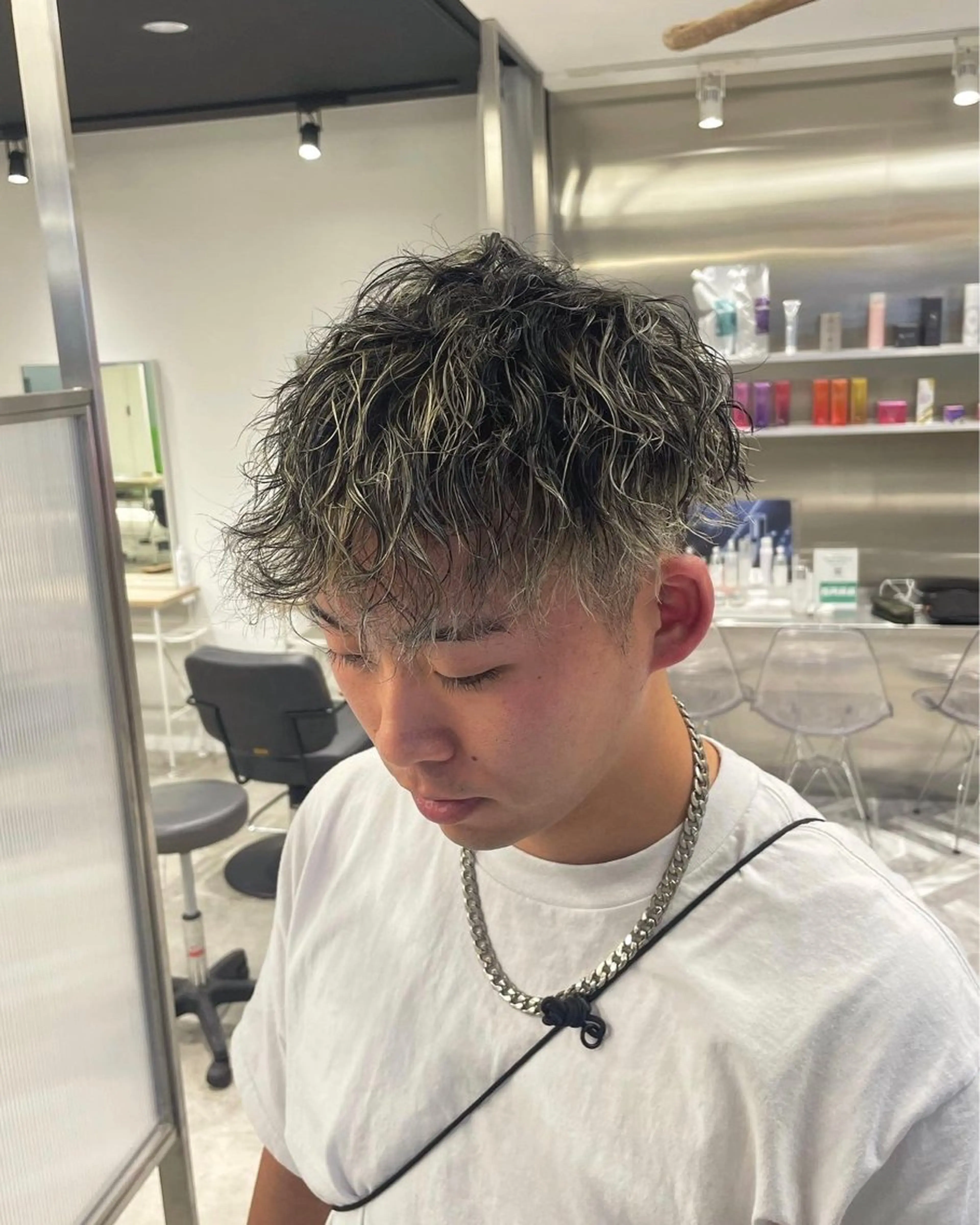 ショート カラー パーマ メンズ メンズパーマ メンズツイストパーマ 波巻きパーマ スパイラルパーマ ツイストパーマ カット ヘアカラー パーマ カラーモデル⚡️ REONのヘアスタイル