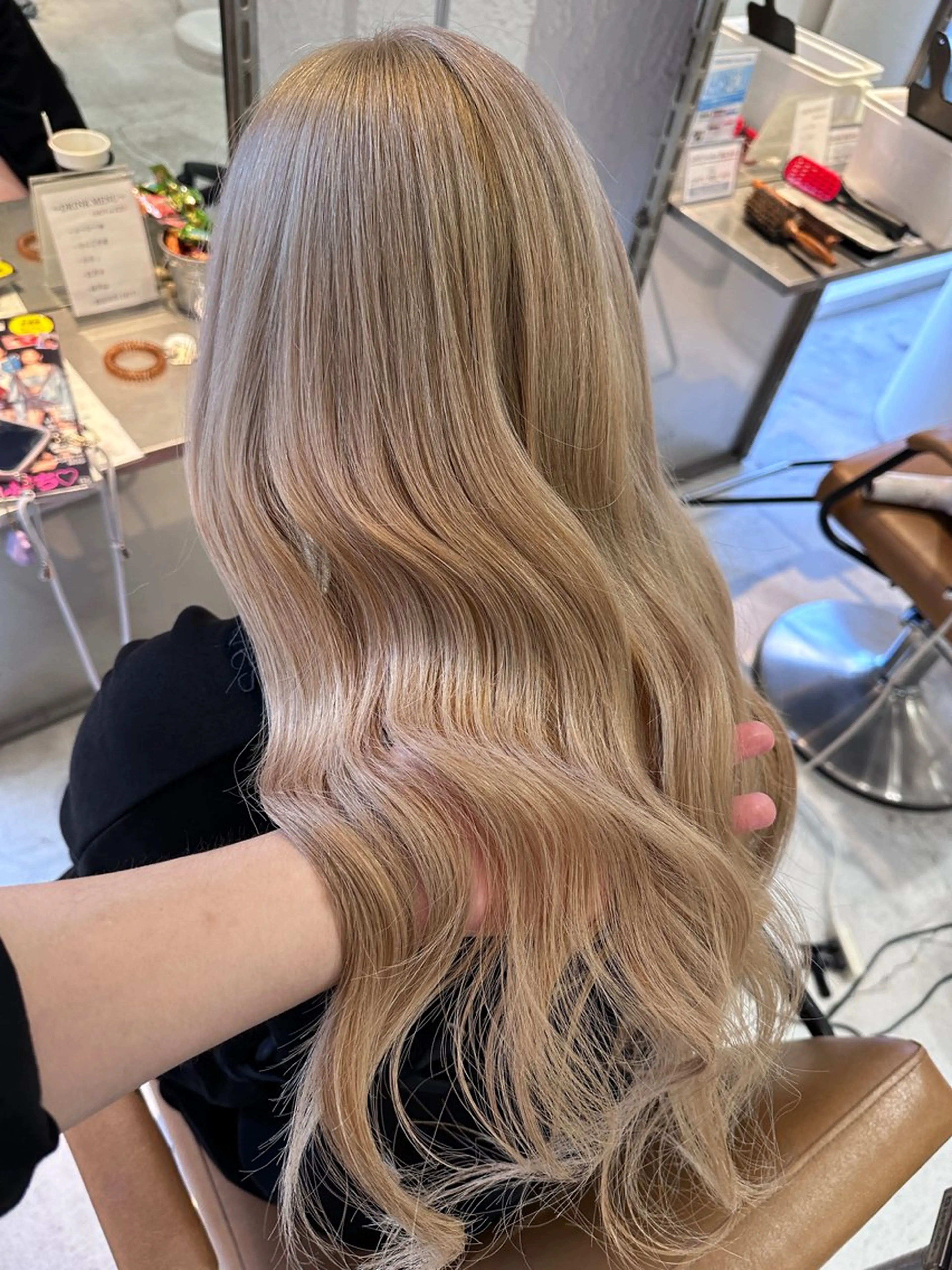 ロング カラー ベージュカラー ブリーチ ミルクティーベージュ 🌈ホワイトカラー レイヤー/キシ🌈のヘアスタイル