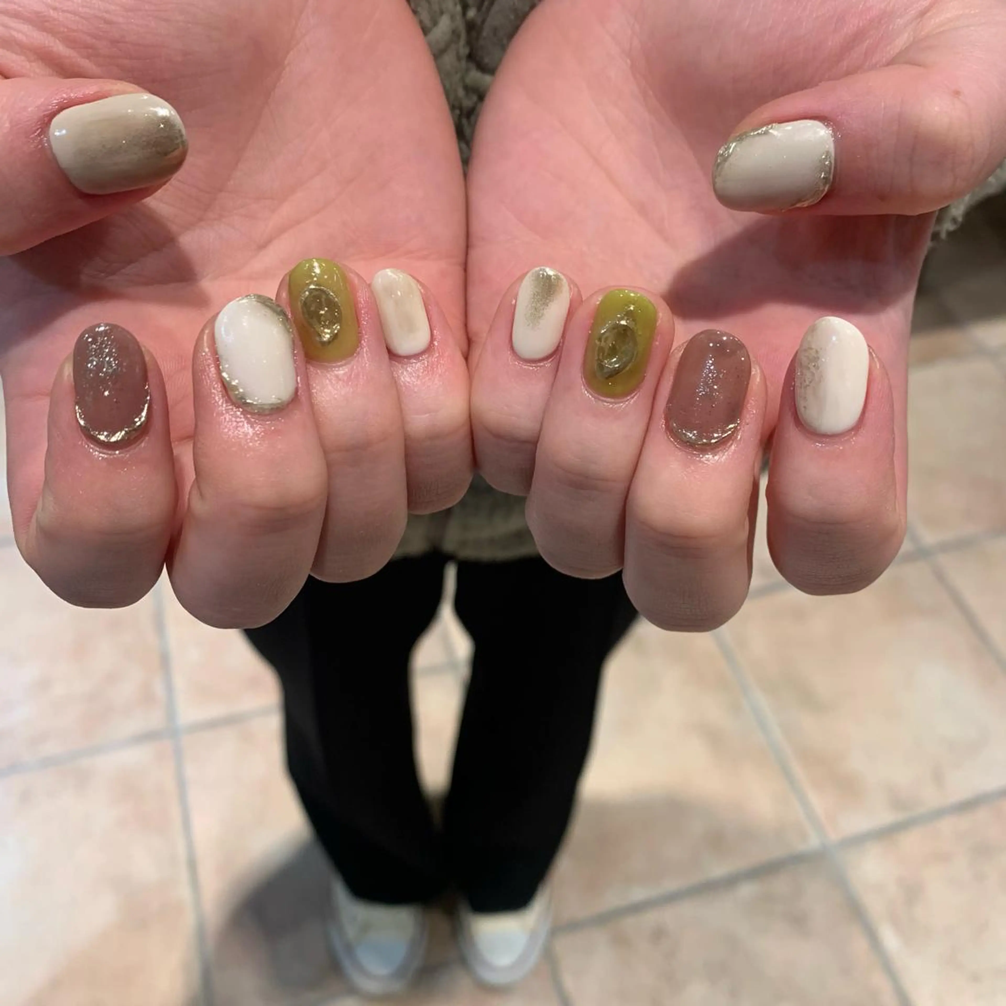 ネイル ブラウン ピスタチオネイル ハンドネイル 佐藤 穂乃香のネイルデザイン