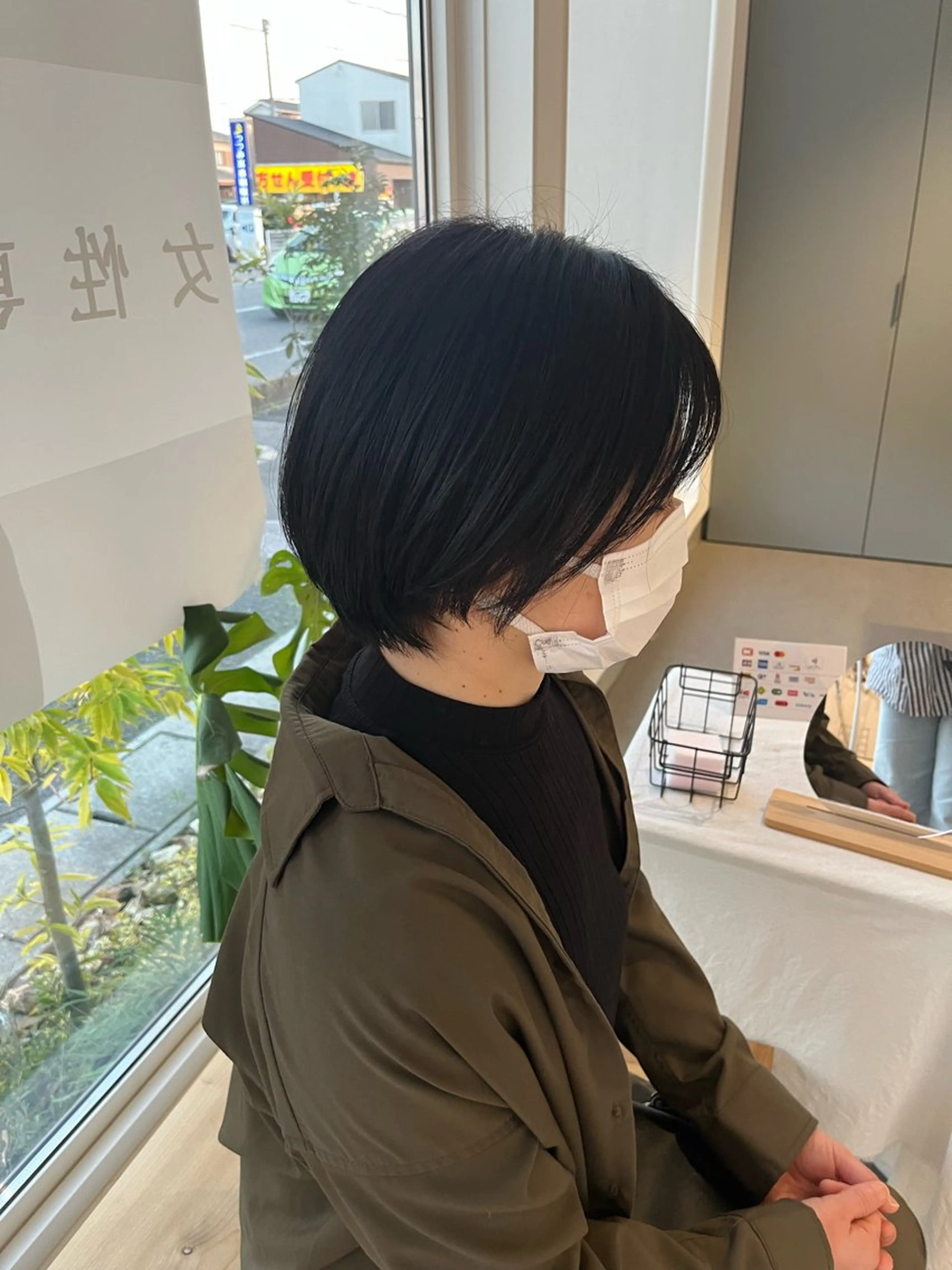 ショート カラー 安江 結菜のヘアスタイル