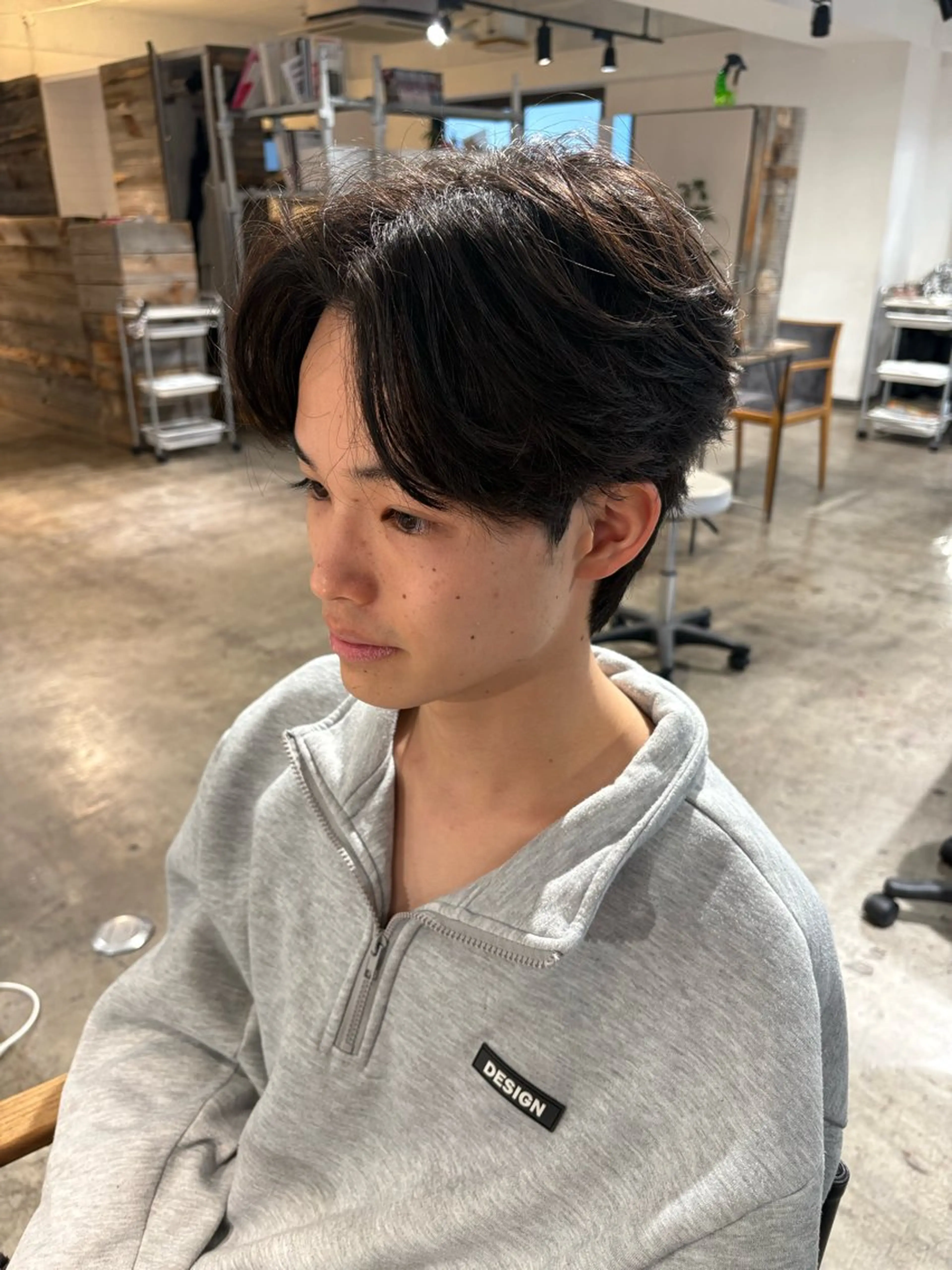 ショート パーマ メンズ センターパート ダウンパーマ フェザーパーマ カルマパーマ メンズ韓国風 カット パーマ フェザーパーマ癖毛 曲がる縮毛矯正森岡のヘアスタイル