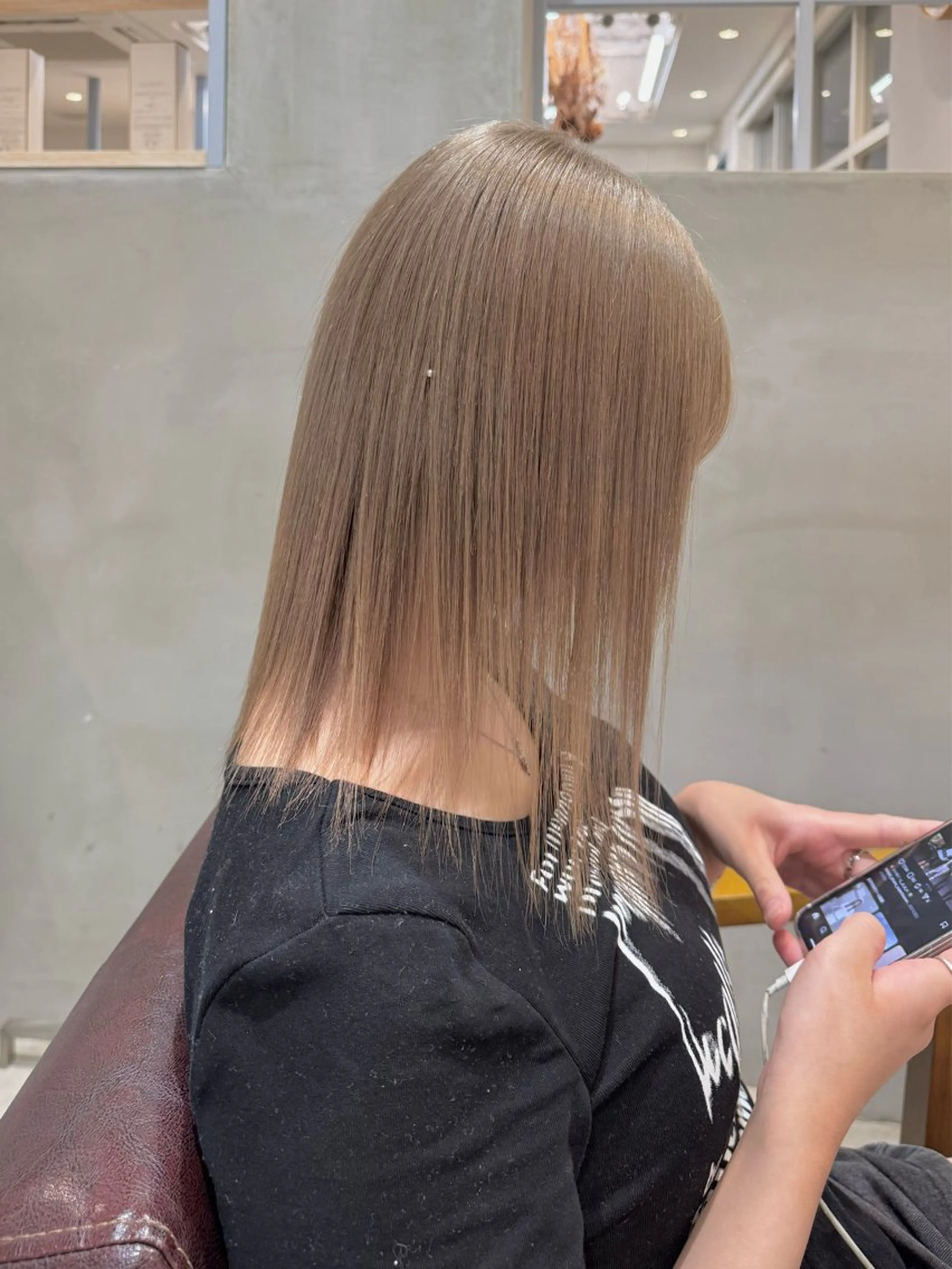 ミディアム カラー 切りっぱなしボブ ミディアムパーマ バレイヤージュ ベージュカラー ブリーチ ヘアカラー honoハイトーン Lote.一宮のヘアスタイル