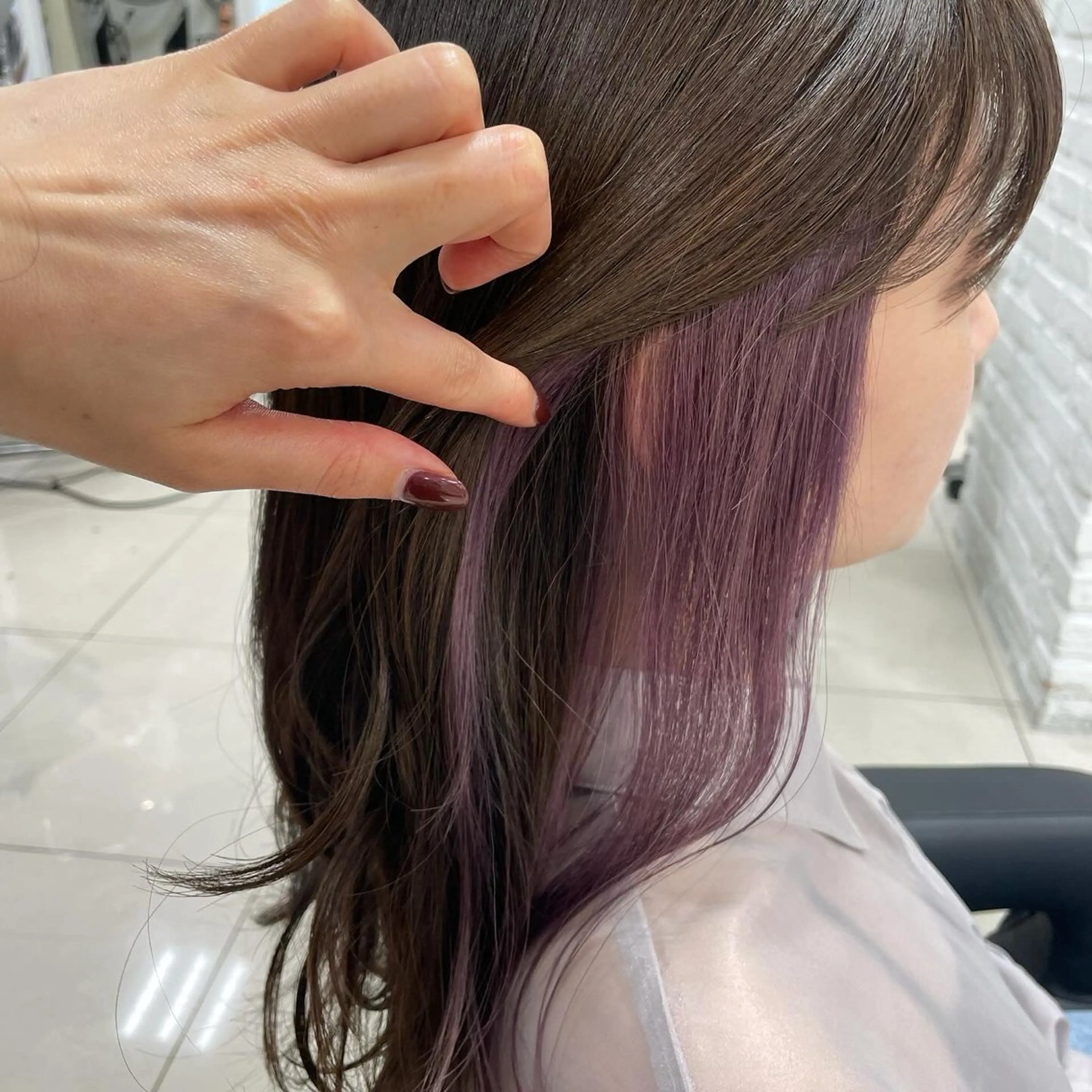 セミロング カラー イヤリングカラー インナーカラー バイオレットカラー ヘアカラー 【デザインカラー】 粥川佳日望のヘアスタイル