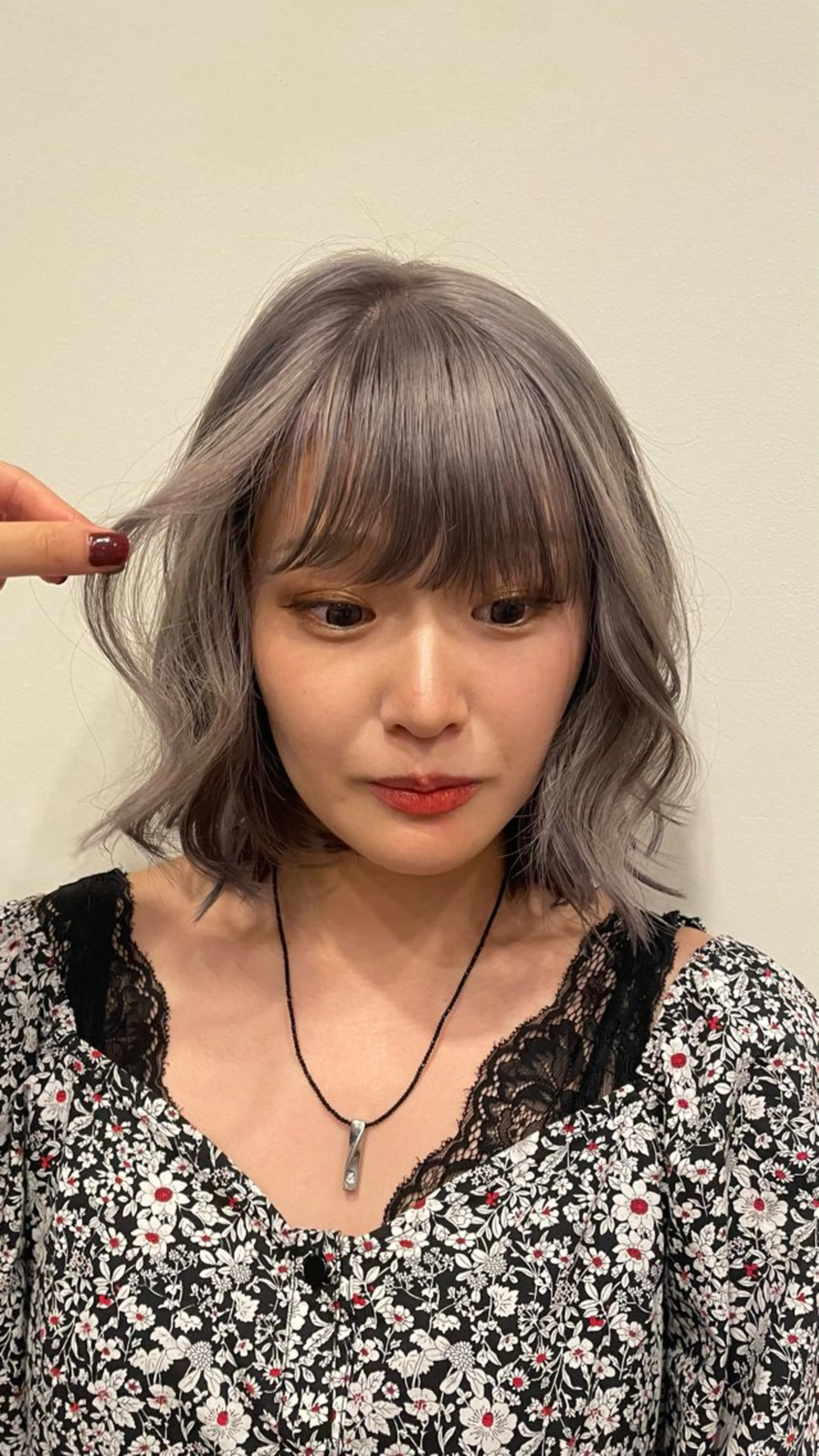 ミディアム カラー ブリーチ 透明感カラー グレージュ シルバー シルバーグレージュ BUDDYHAIR  SPA所属・ヤスダ ホノカのヘアスタイル