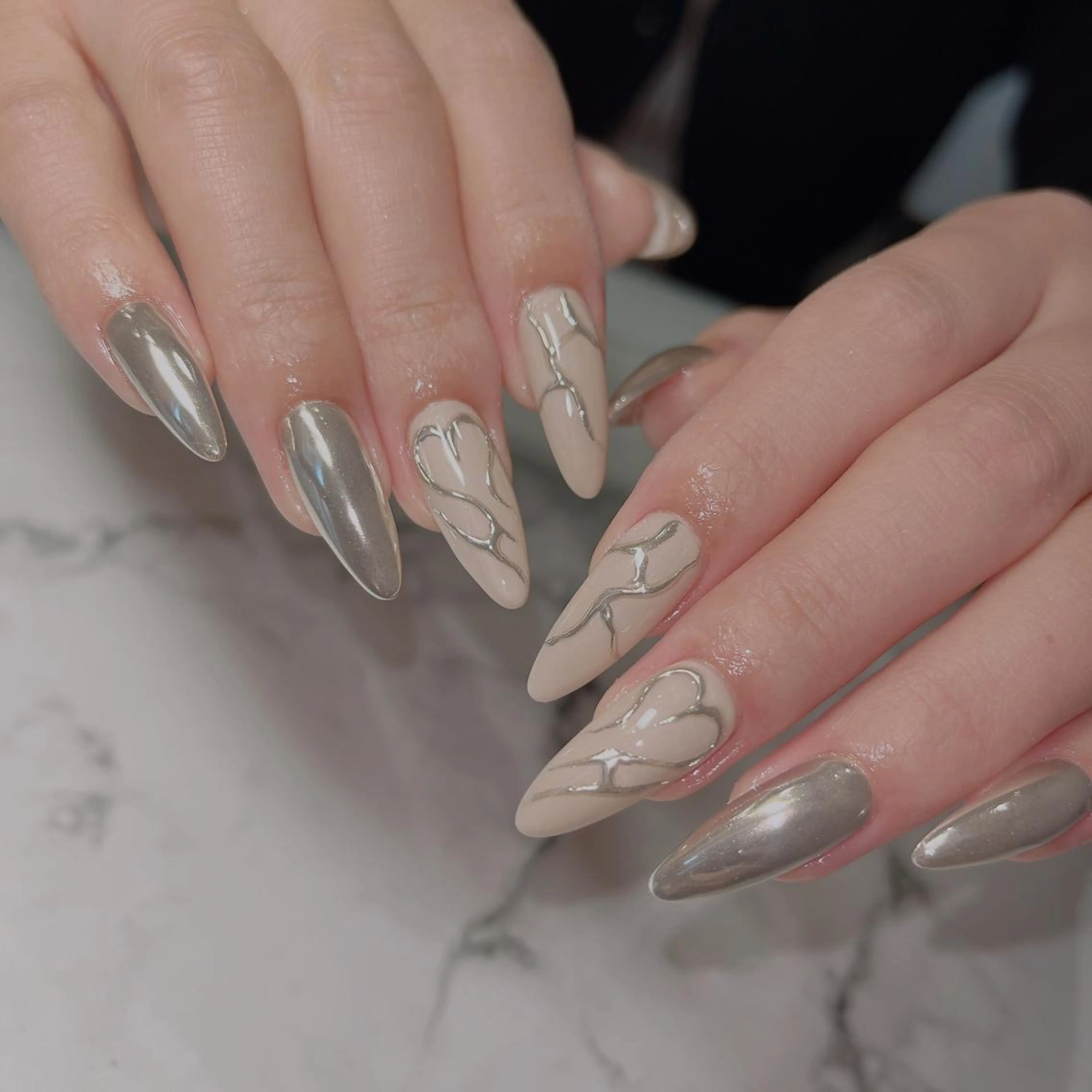 ネイル フットネイル フレンチネイル ジェルネイル ラメ(グリッター) ラメグラデーション ハンドネイル NEO Beauty Salon所属・𝐍𝐄𝐎 𝐉𝐔𝐑𝐈のネイルデザイン