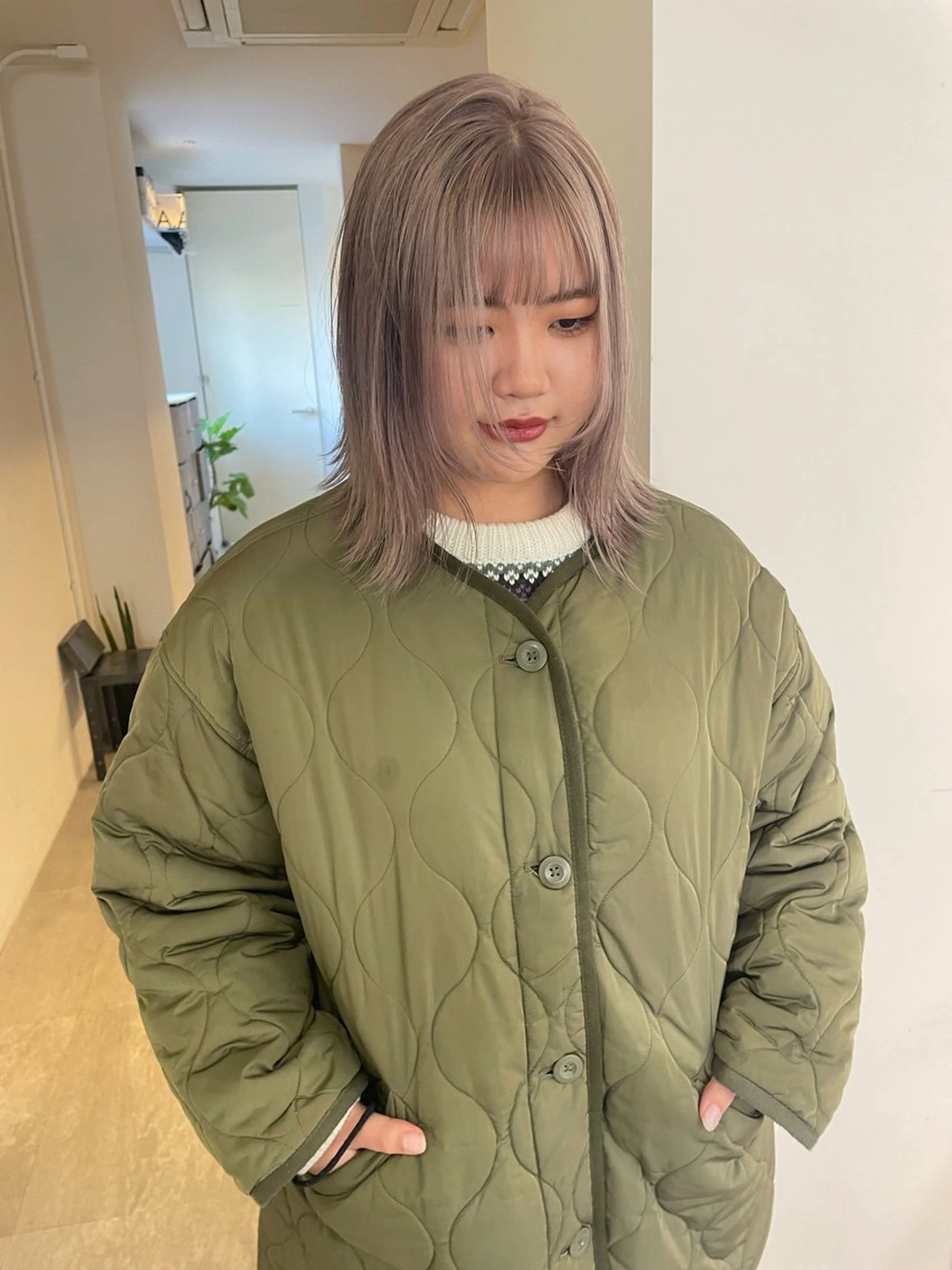 ショート カラー ベージュカラー ブリーチ ブロンド ケアブリーチ ダブルカラー カット ヘアカラー トリートメント MIU/ルーツカラー ボブ/顔周りレイヤーのヘアスタイル