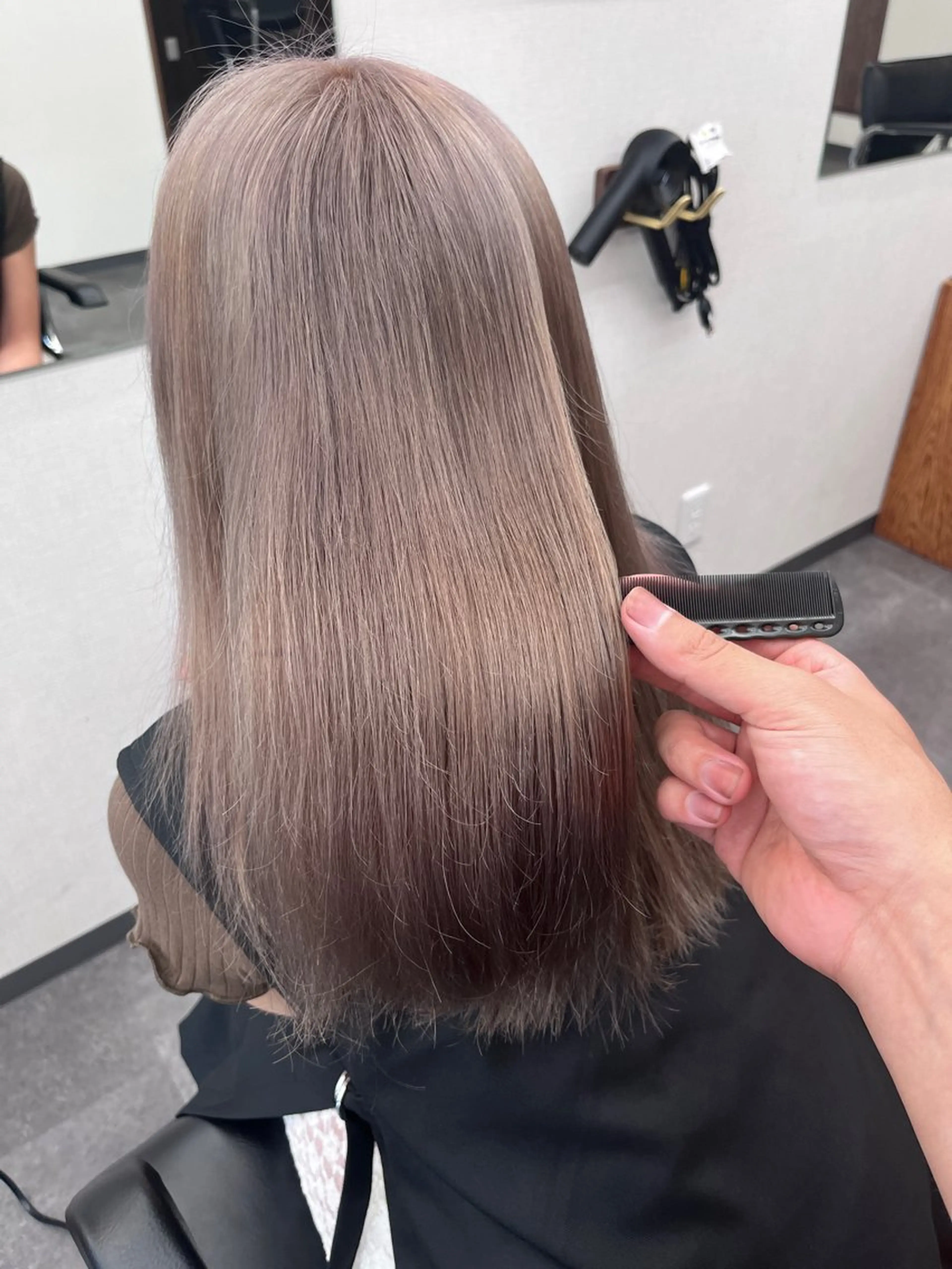 セミロング カラー ダブルカラー グレージュ ヘアカラー トリートメント enn.bleach by t.a.g所属・SHUNTA /ブリーチ/レイヤーのヘアスタイル